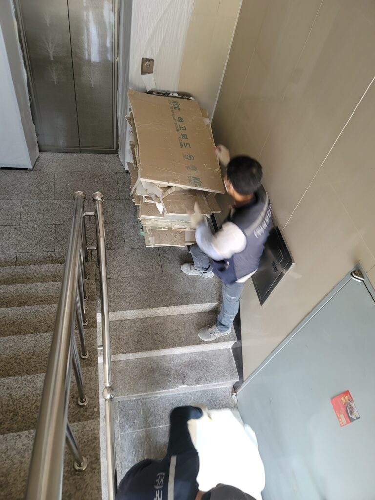 분당 사무실 철거 및 원상복구 공사 현장 가벽 철거부터 천장 텍스 철거까지 11 분당 사무실 철거 및 원상복구 10