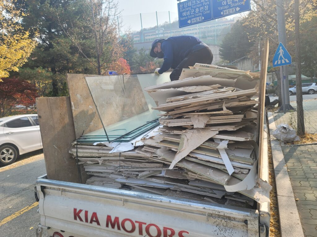 분당 사무실 철거 및 원상복구 공사 현장 가벽 철거부터 천장 텍스 철거까지 13 분당 사무실 철거 및 원상복구 12