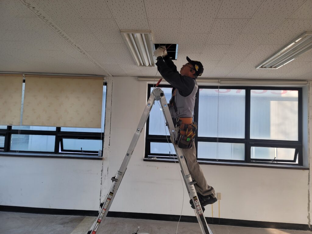 분당 사무실 철거 및 원상복구 공사 현장 가벽 철거부터 천장 텍스 철거까지 17 분당 사무실 철거 및 원상복구 16