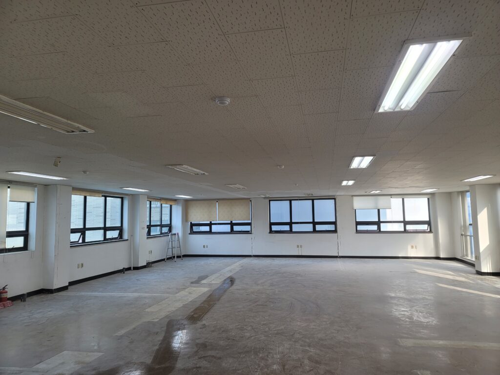 분당 사무실 철거 및 원상복구 공사 현장 가벽 철거부터 천장 텍스 철거까지 22 분당 사무실 철거 및 원상복구 21