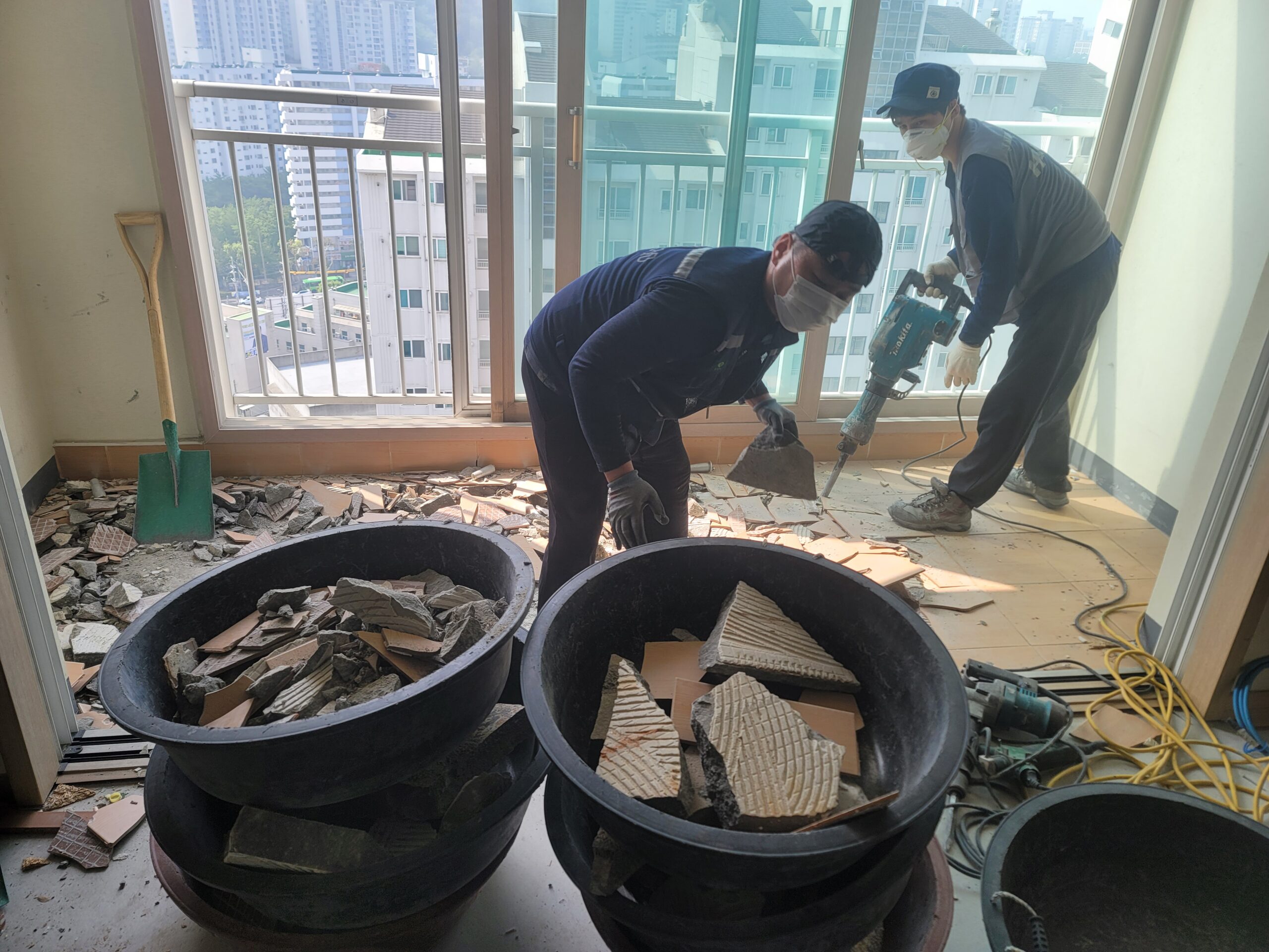 남양주 아파트 철거 시공사례|베란다 확장 및 내부 전체 철거 작업 5 남양주 내부 철거 작업