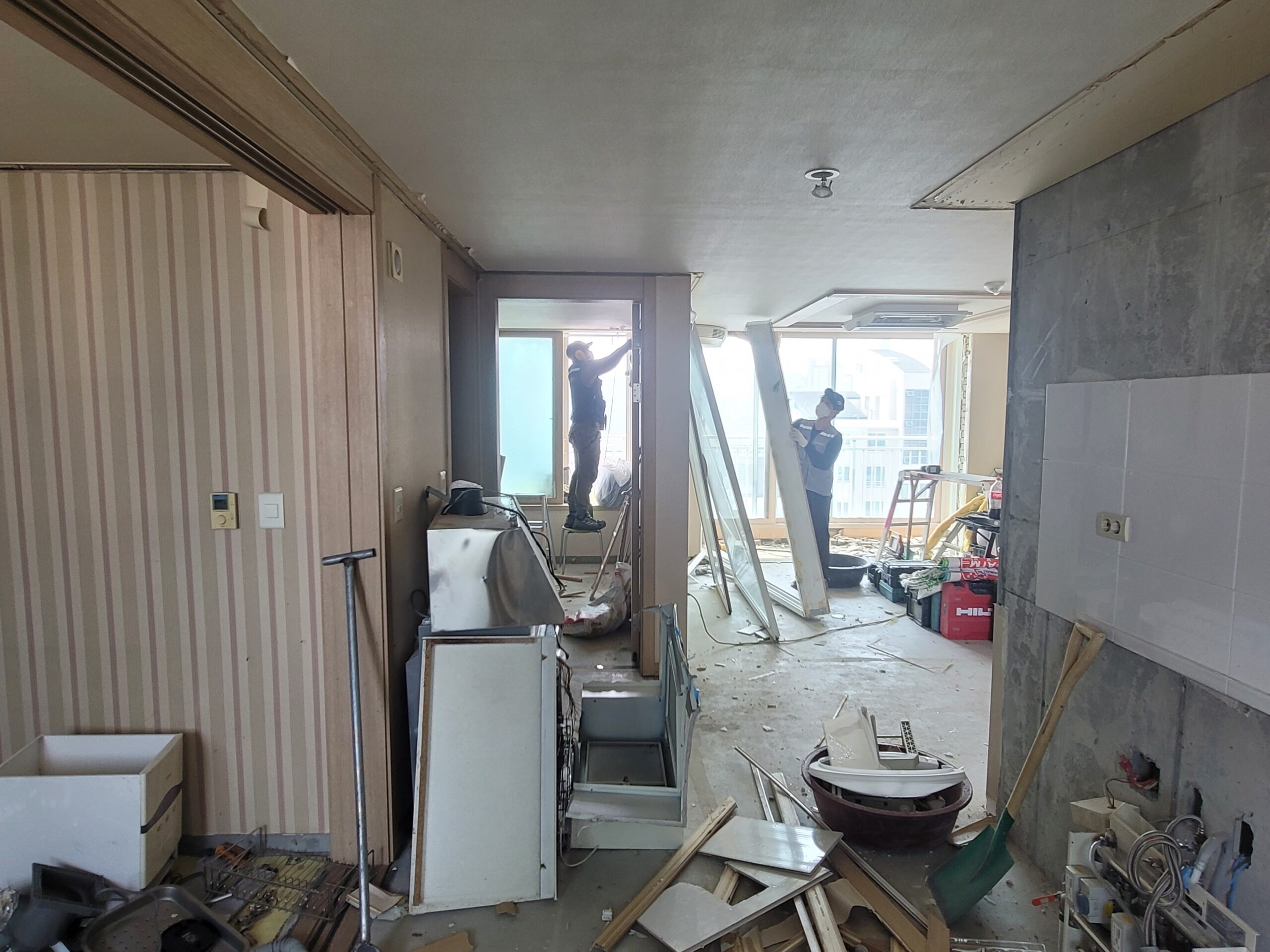 남양주 아파트 철거 시공사례|베란다 확장 및 내부 전체 철거 작업 4 남양주 아파트 철거 현장
