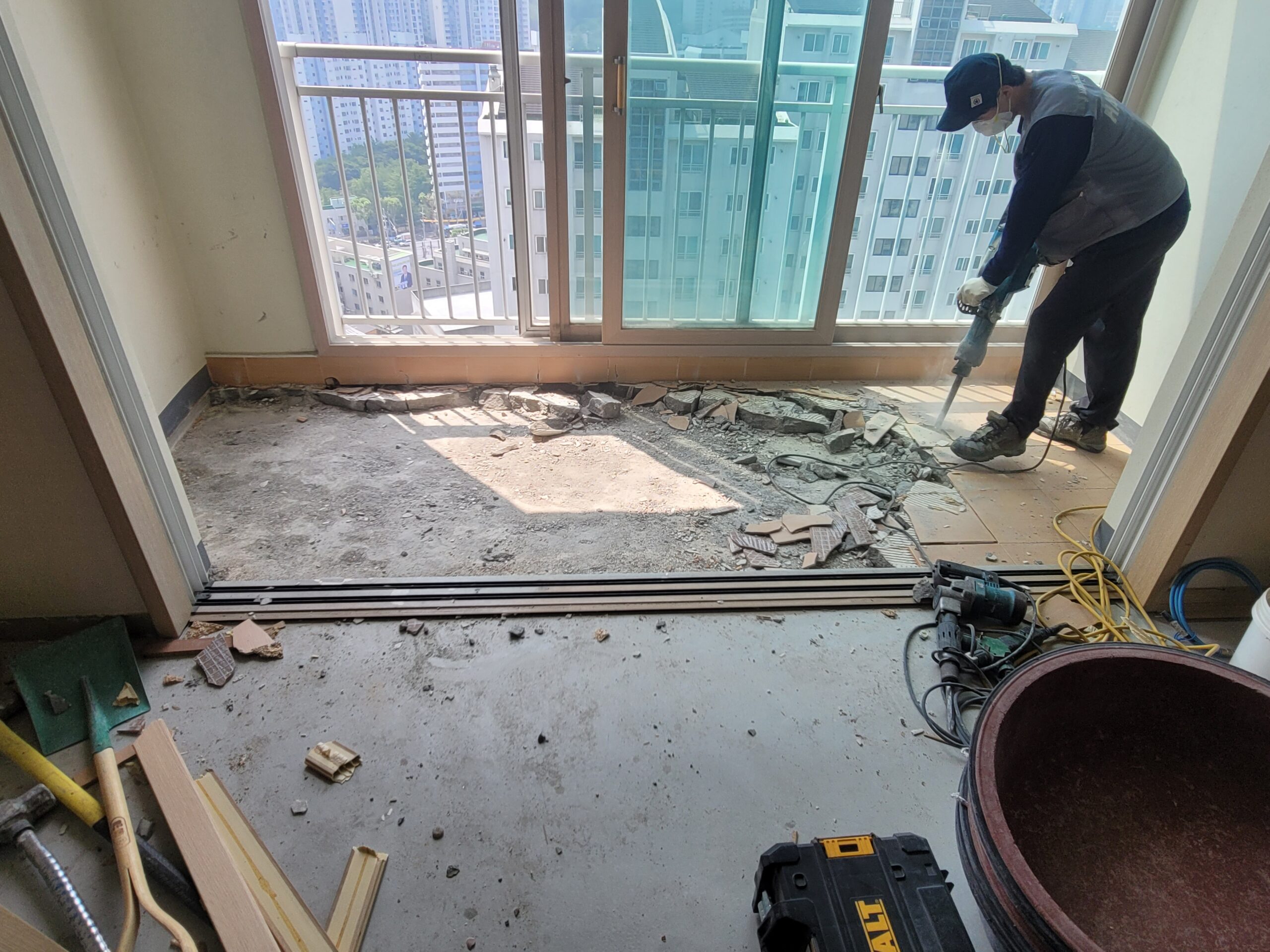 남양주 아파트 철거 시공사례|베란다 확장 및 내부 전체 철거 작업 8 남양주 베란다 확장 철거