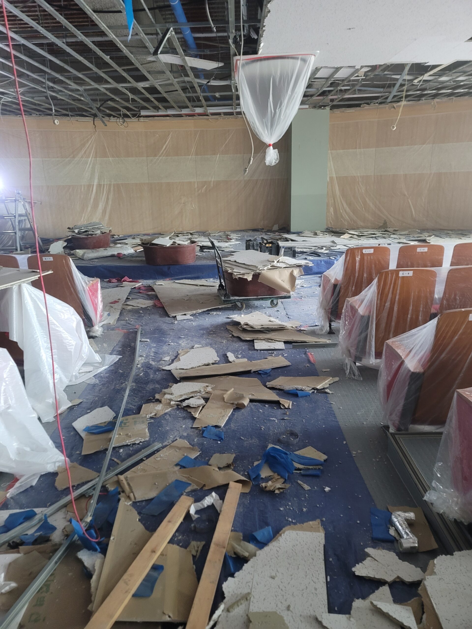 영훈고등학교 소강당 천장텍스 철거 현장 5 학교 강당 천장텍스 보양 작업