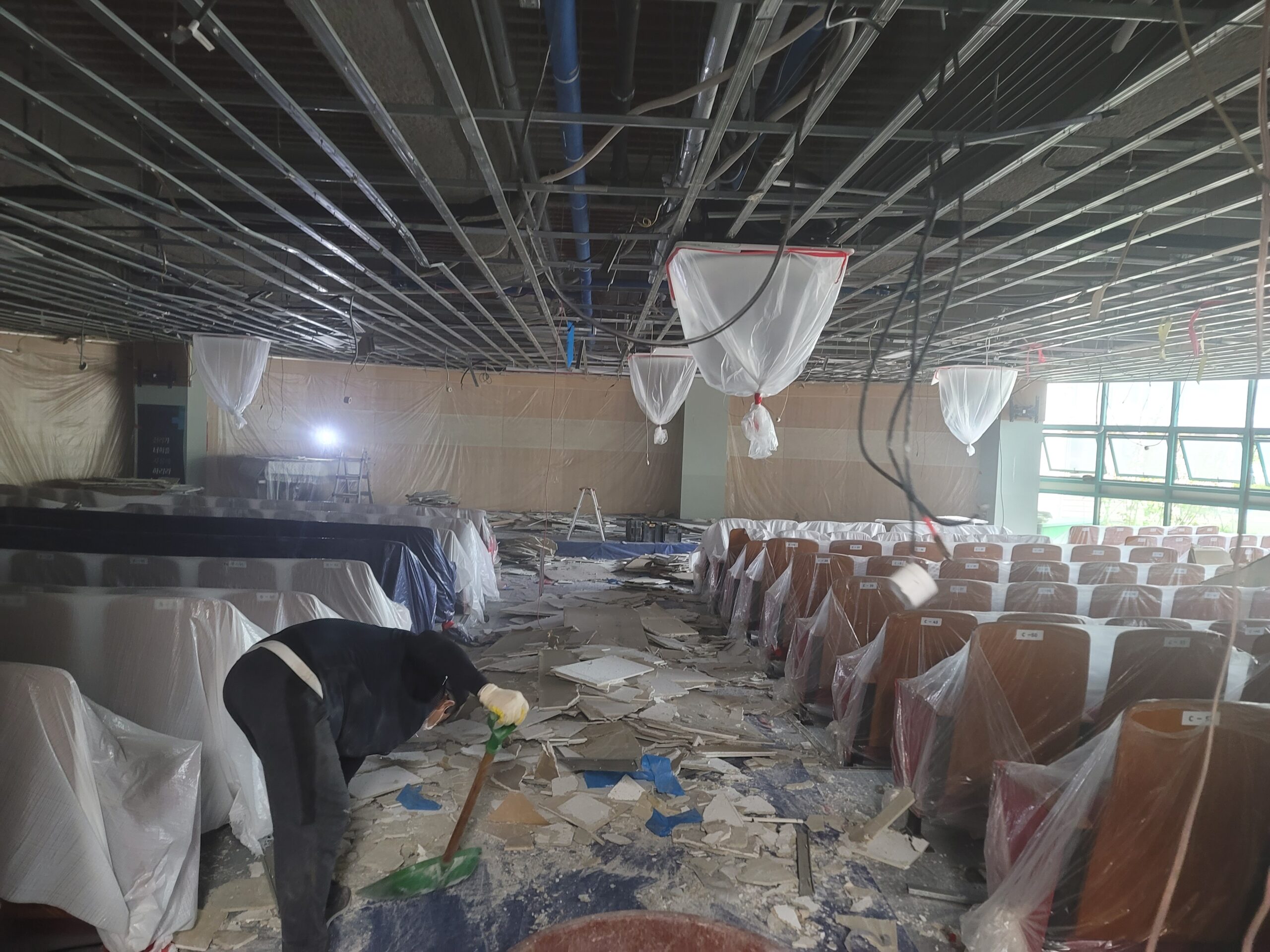 영훈고등학교 소강당 천장텍스 철거 현장 6 학교 강당 천장텍스 보양 작업