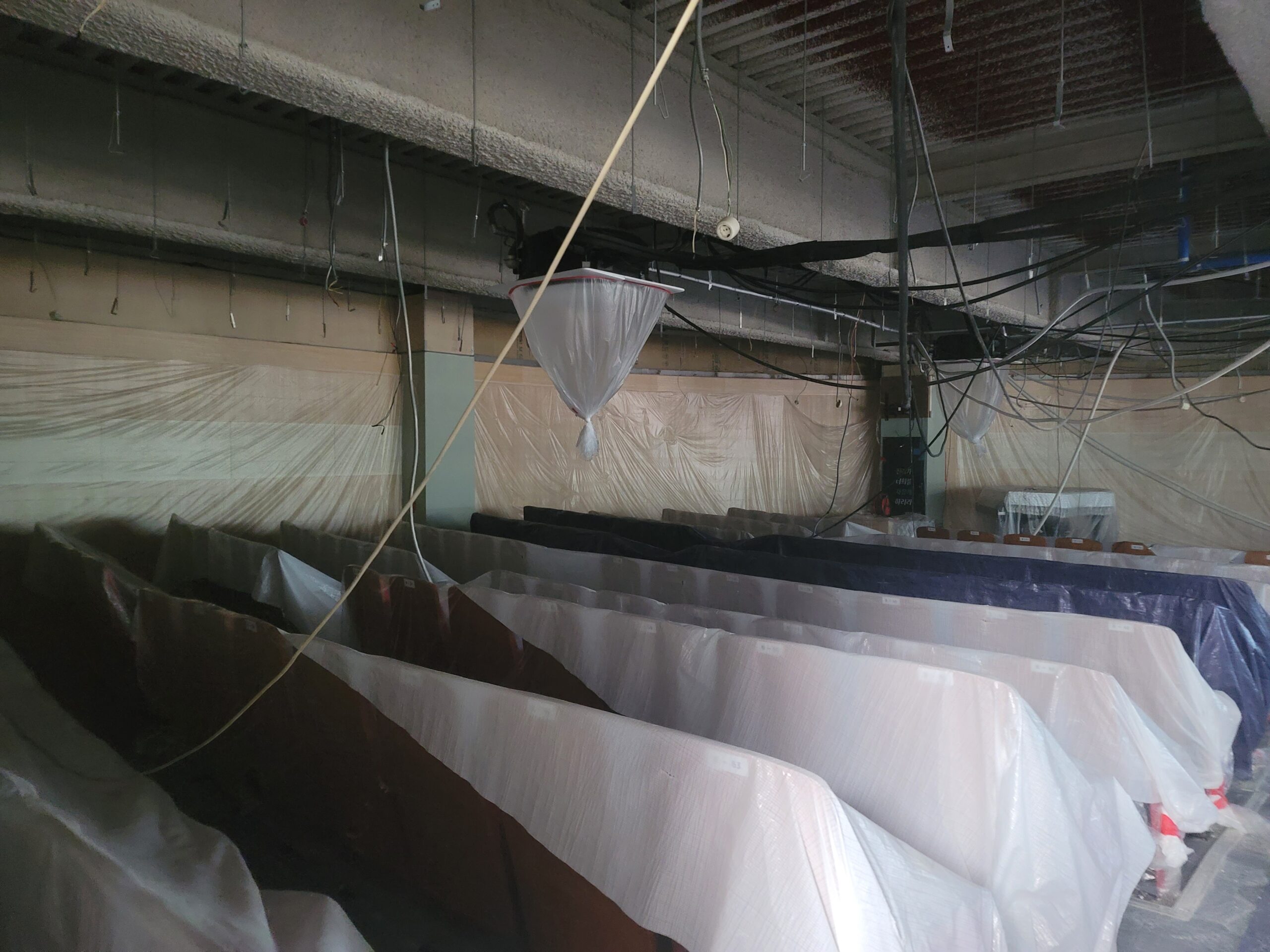 영훈고등학교 소강당 천장텍스 철거 현장 10 학교 강당 천장텍스 보양 작업