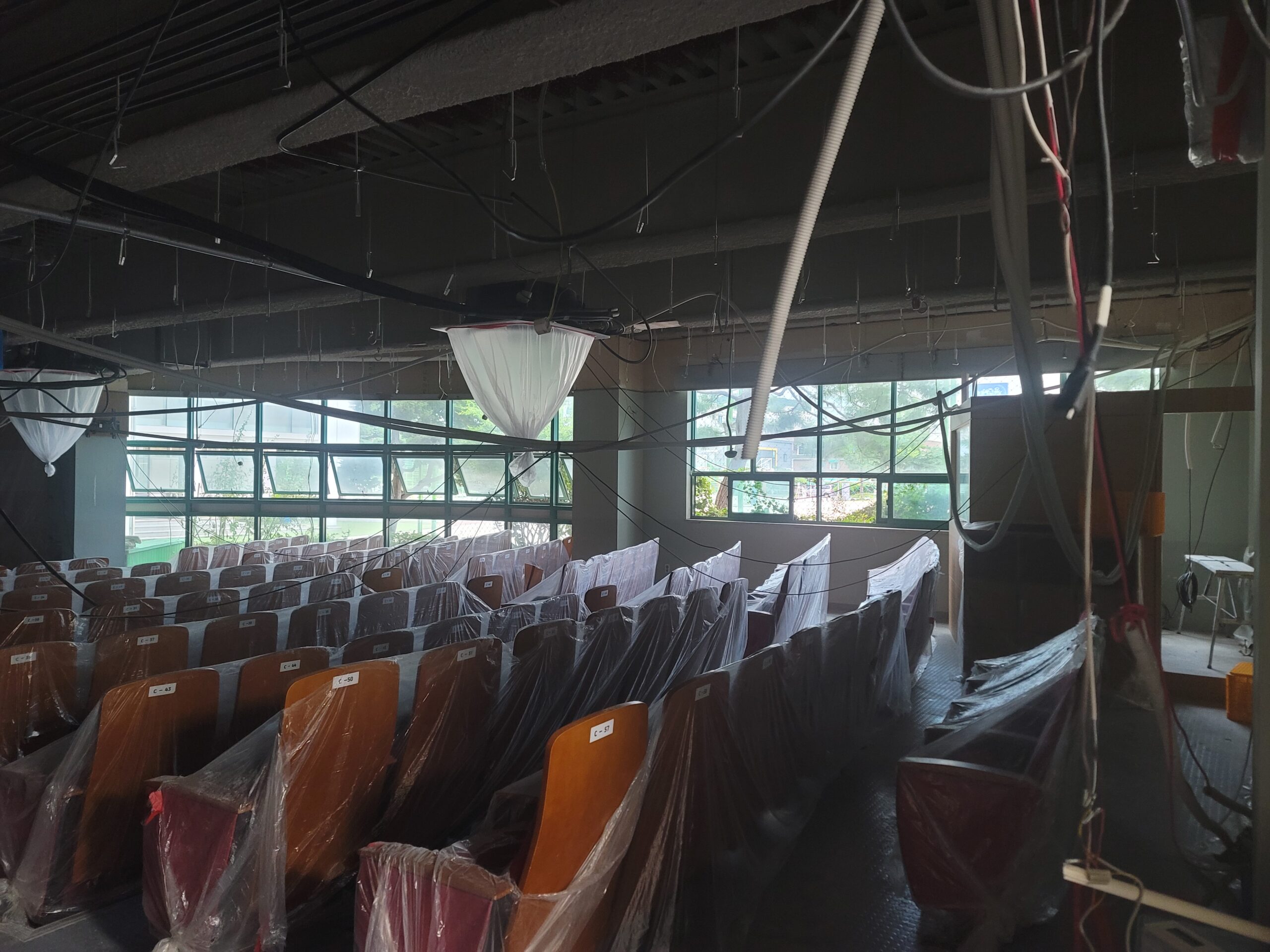 영훈고등학교 소강당 천장텍스 철거 현장 11 학교 강당 천장텍스 보양 작업