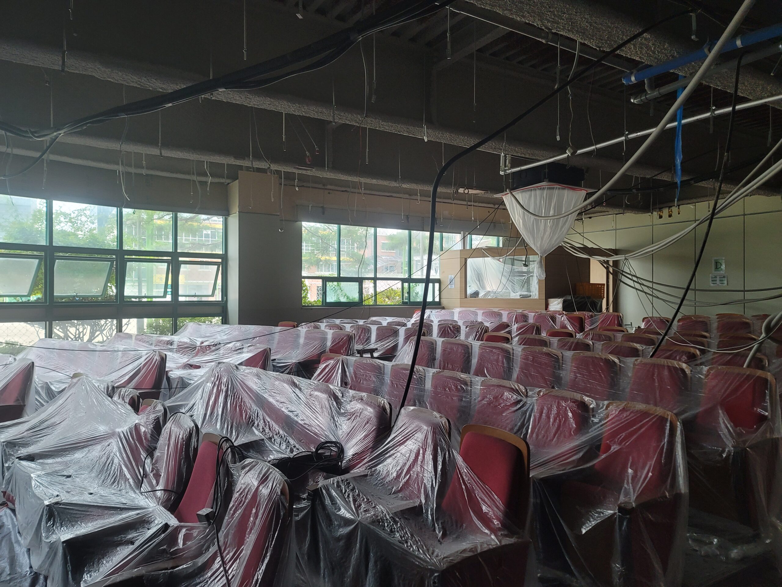 영훈고등학교 소강당 천장텍스 철거 현장 12 천장텍스 철거 진행 현장