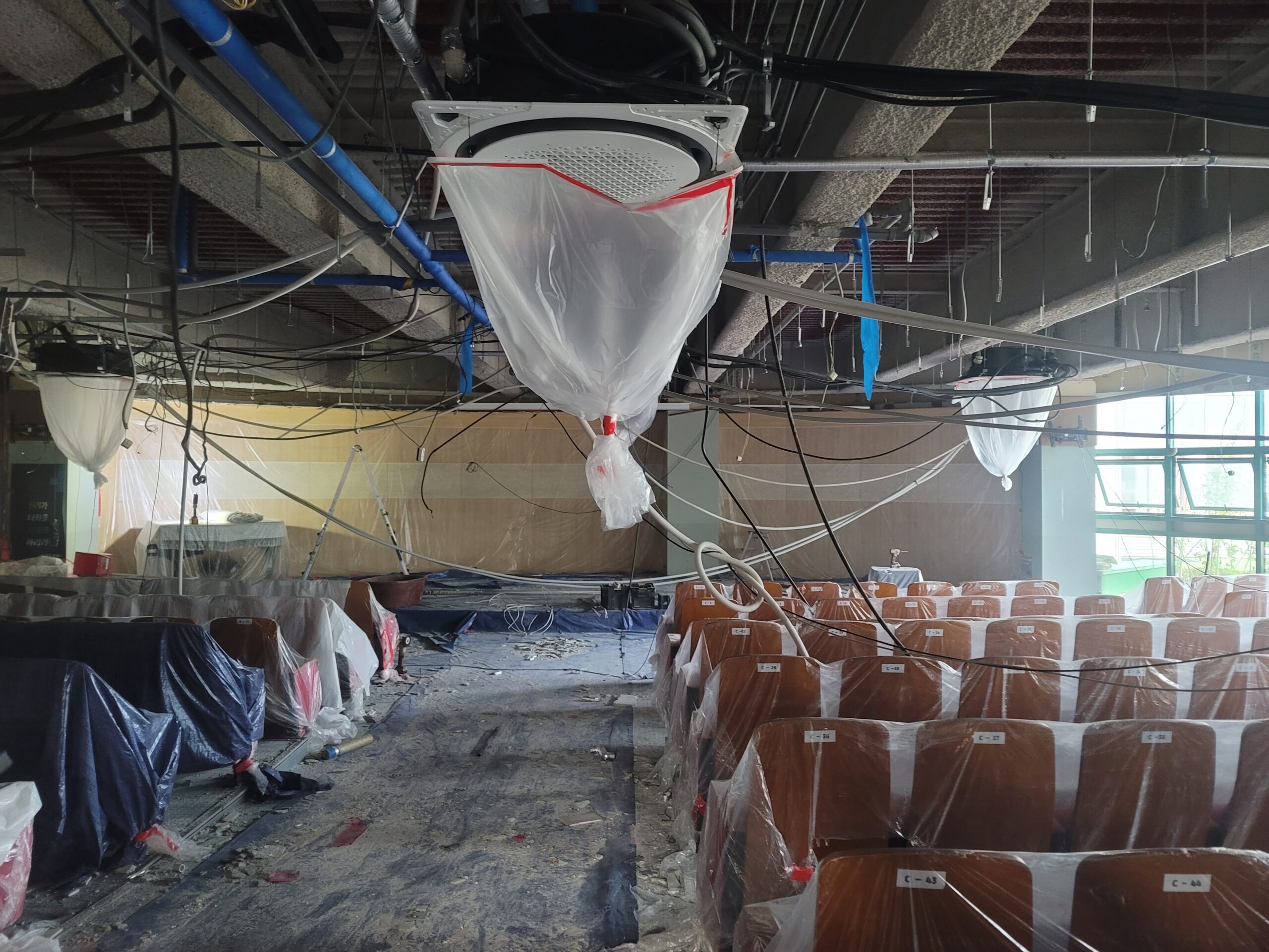 영훈고등학교 소강당 천장텍스 철거 현장 9 천장텍스 철거 진행 현장