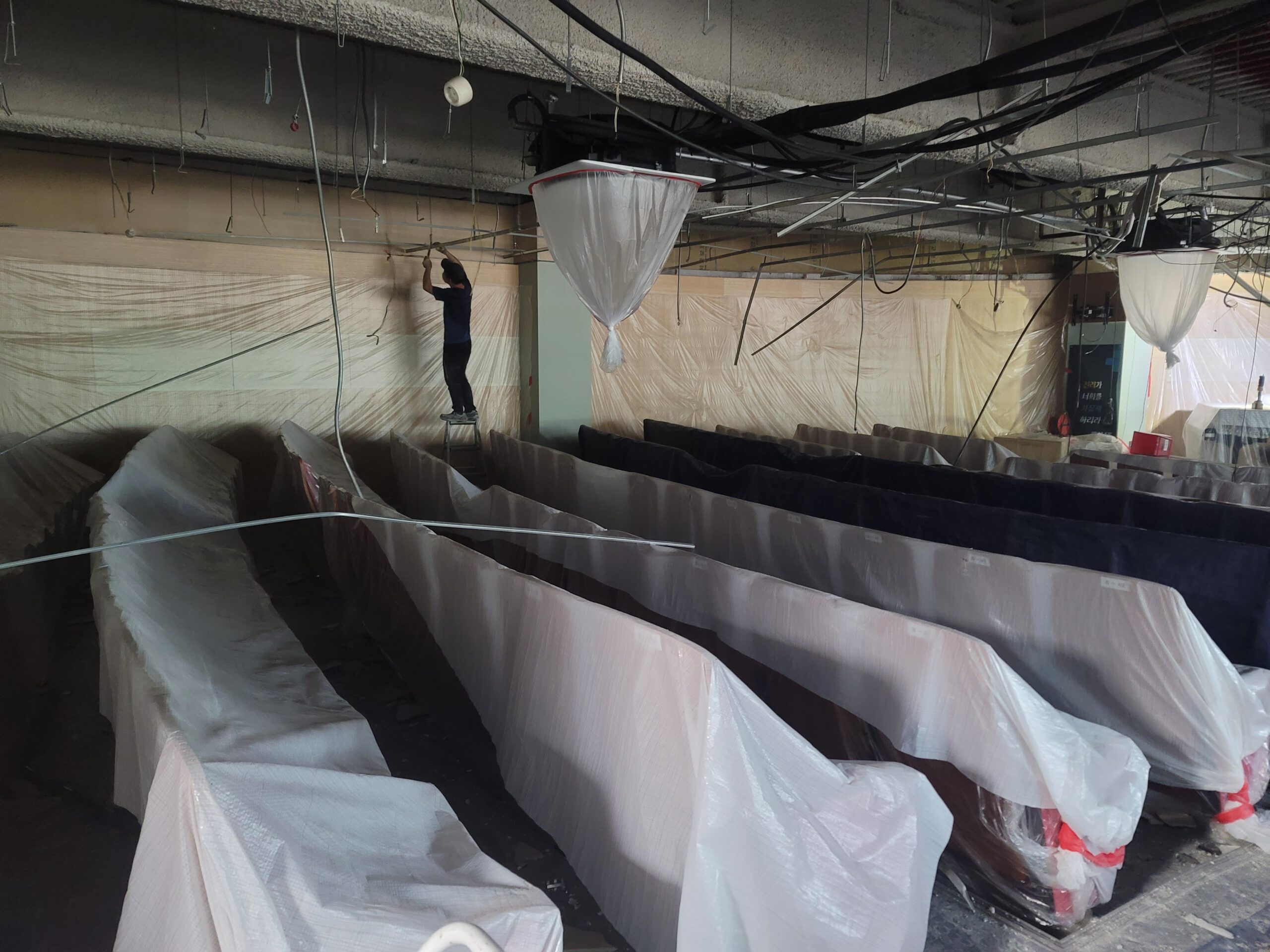 영훈고등학교 소강당 천장텍스 철거 현장 13 강당 철거 분진 방지 비닐 작업