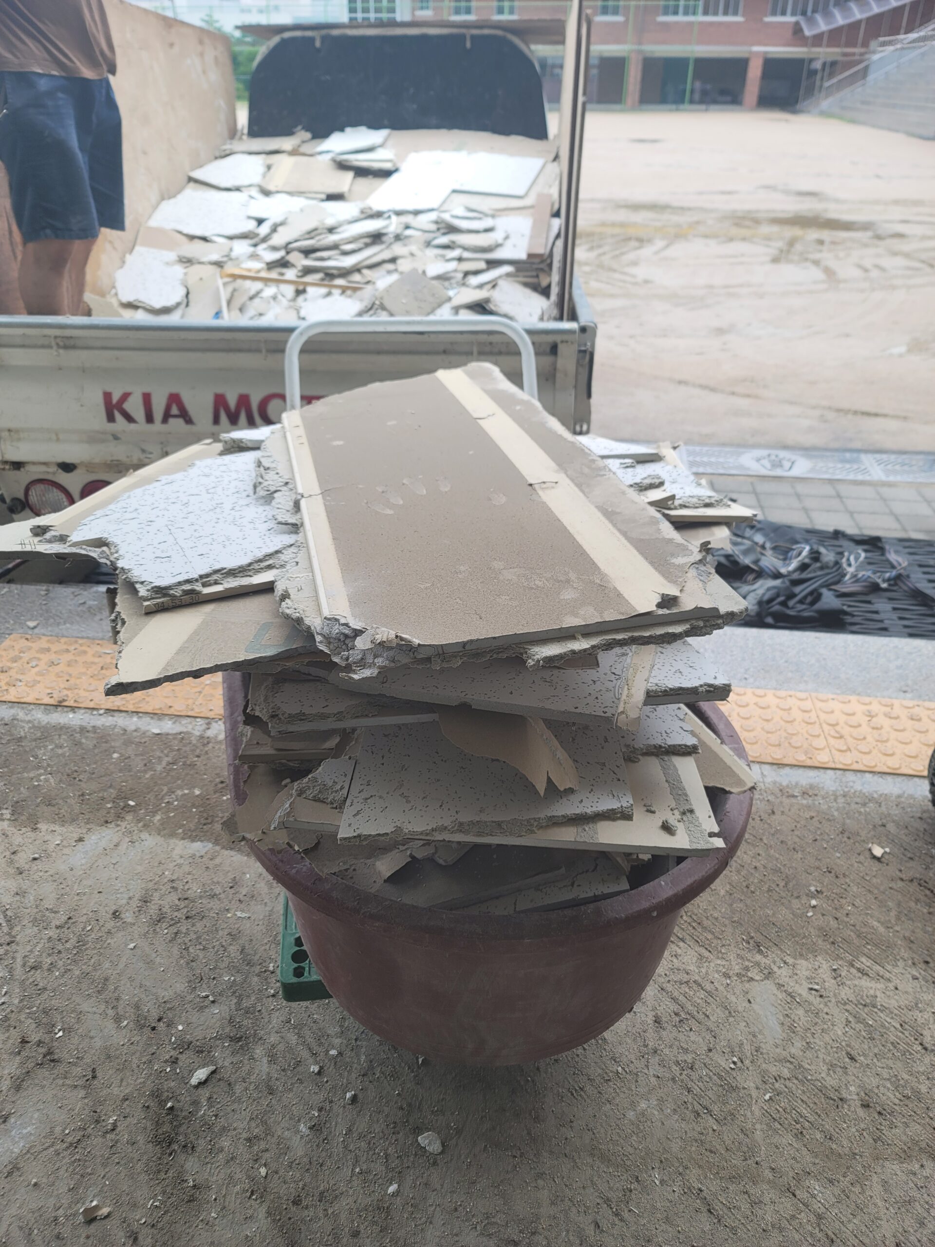 영훈고등학교 소강당 천장텍스 철거 현장 7 학교 철거 현장 내부 정리 과정