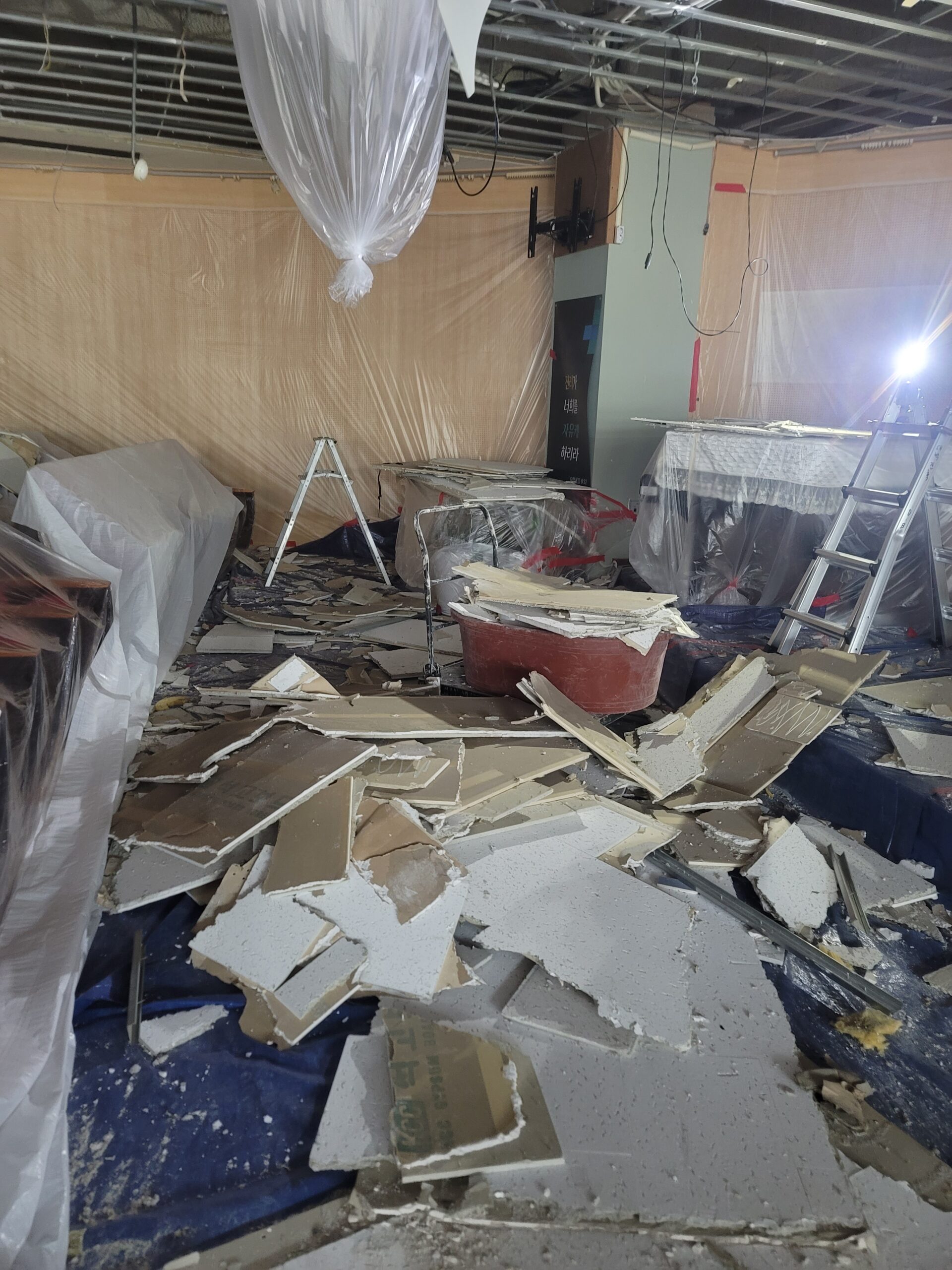 영훈고등학교 소강당 천장텍스 철거 현장 8 학교 철거 현장 내부 정리 과정