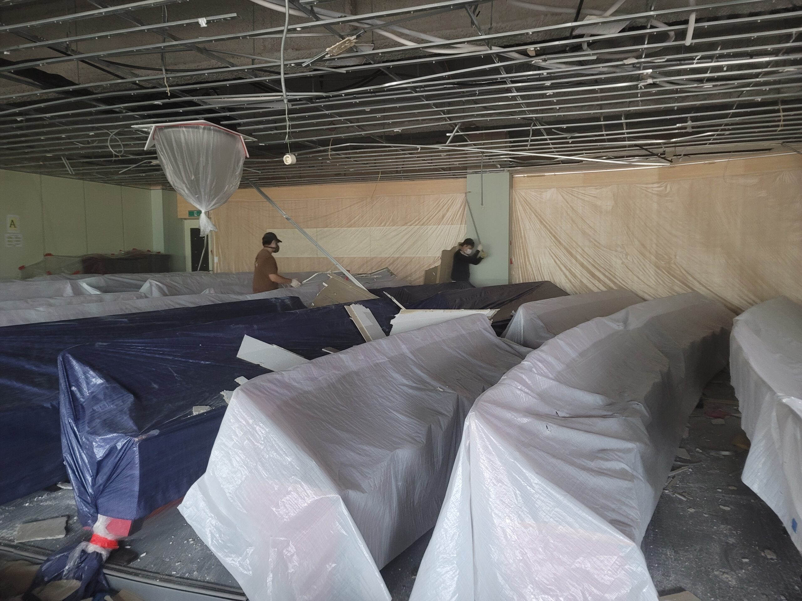 영훈고등학교 소강당 천장텍스 철거 현장 14 학교 철거 현장 내부 정리 과정