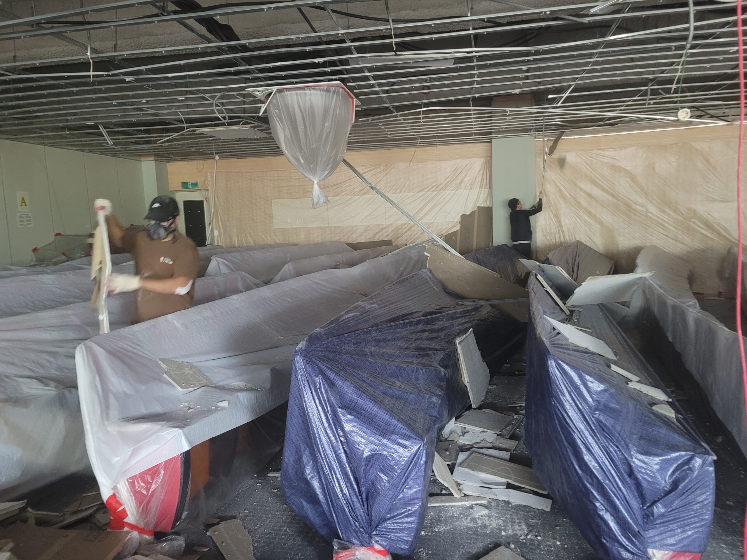 영훈고등학교 소강당 천장텍스 철거 현장 15 강당 철거 분진 방지 비닐 작업