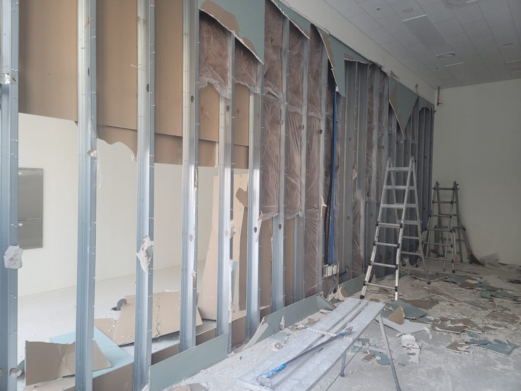 상가 가벽 해체 작업 현장