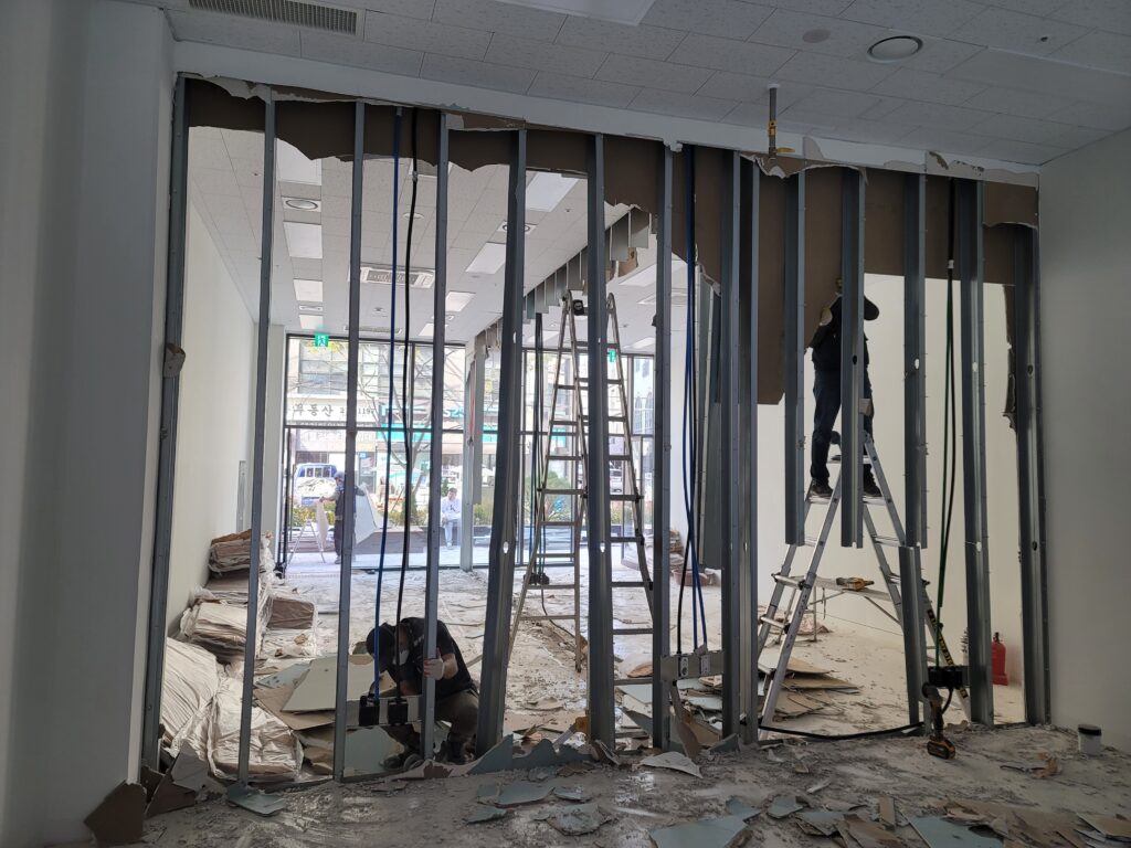수원 영통 상가 가벽 철거 작업 모습