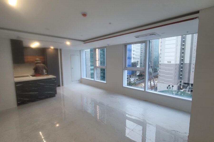 서초동 아파트 가벽 철거 작업 모습