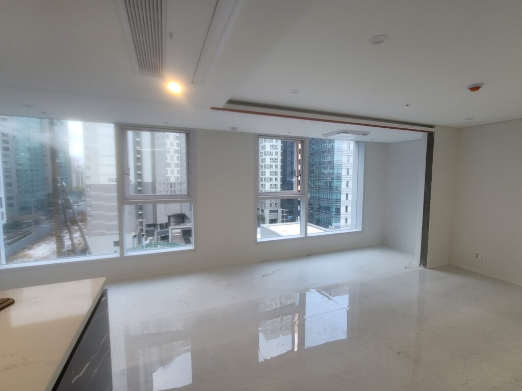 가벽 철거 후 거실 확장 모습