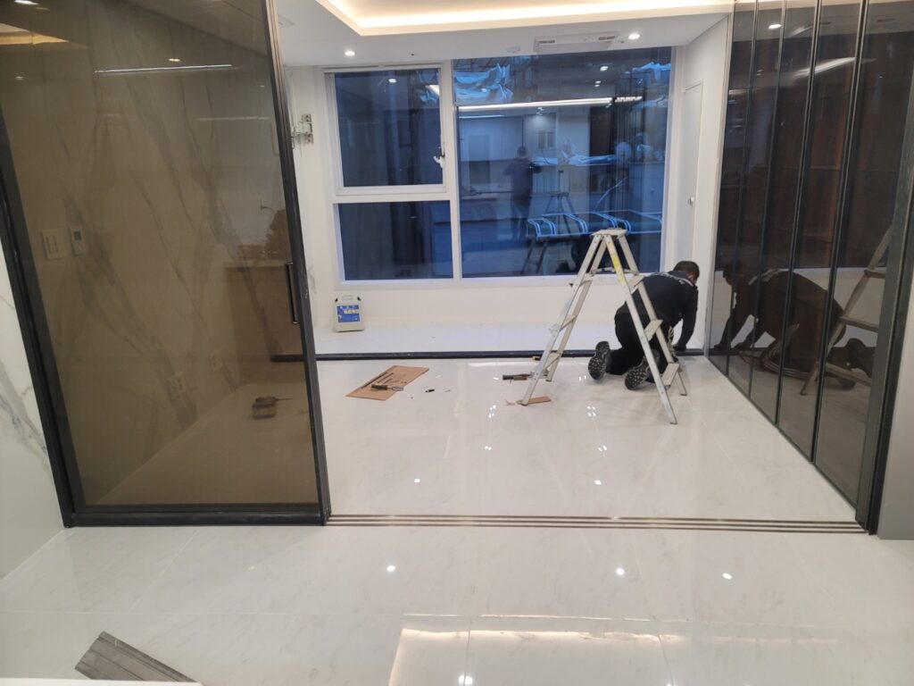 아파트 슬라이딩 도어 철거 과정