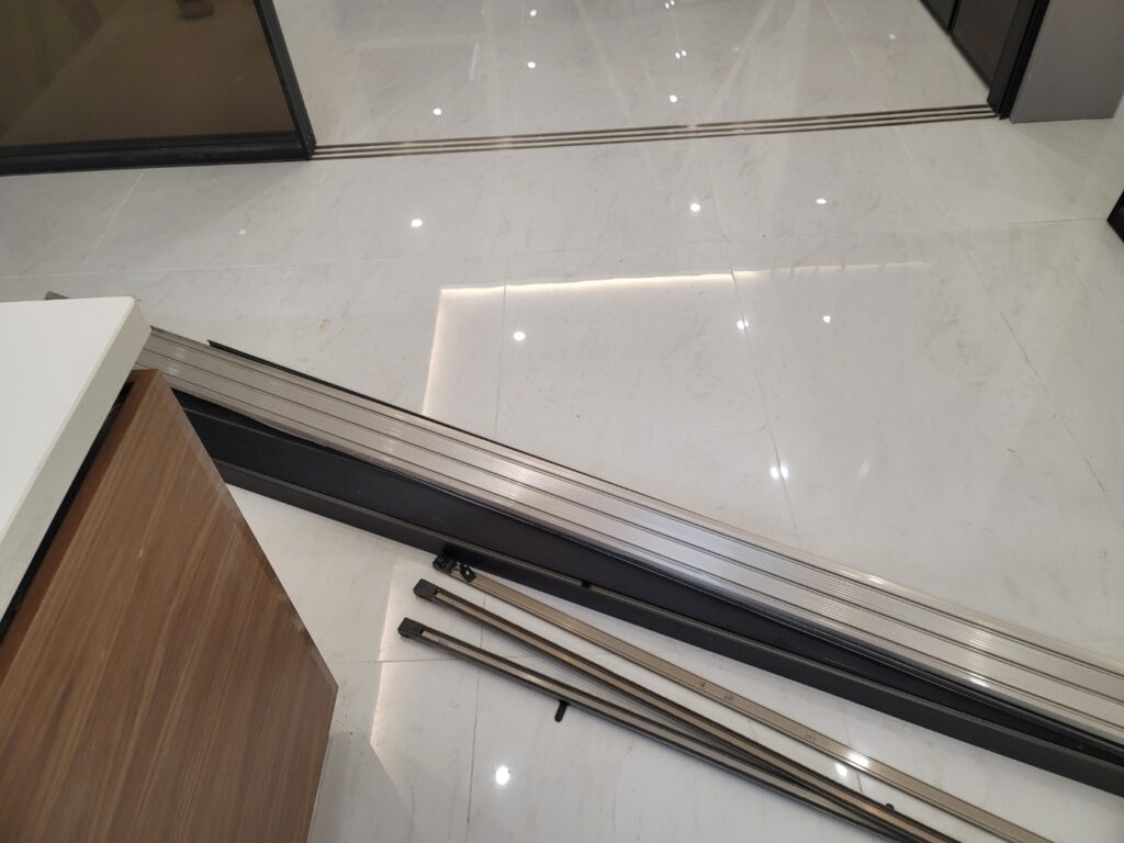 아파트 슬라이딩 도어 철거 과정