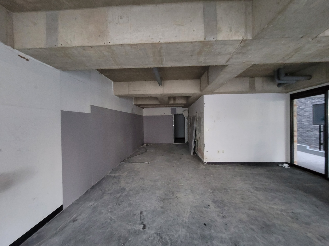 상가 철거 후 바닥 노출 상태