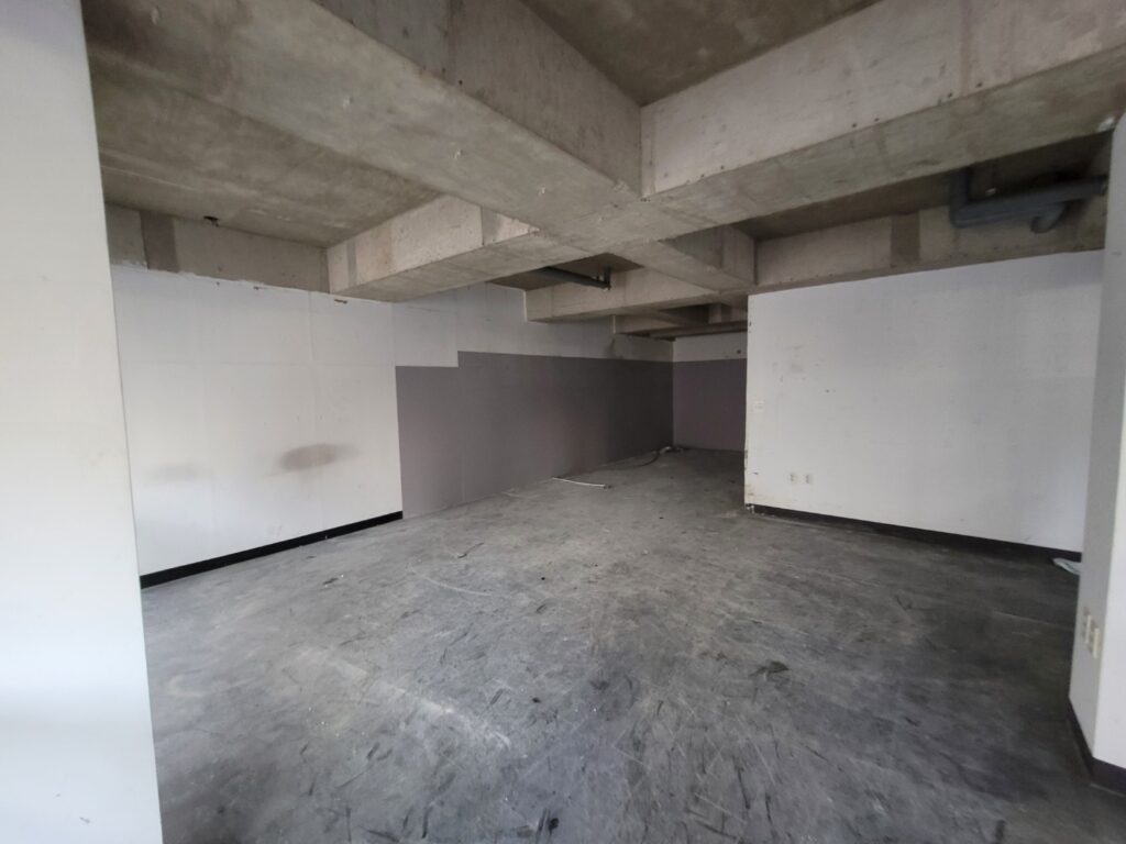 상가 철거 후 바닥 노출 상태