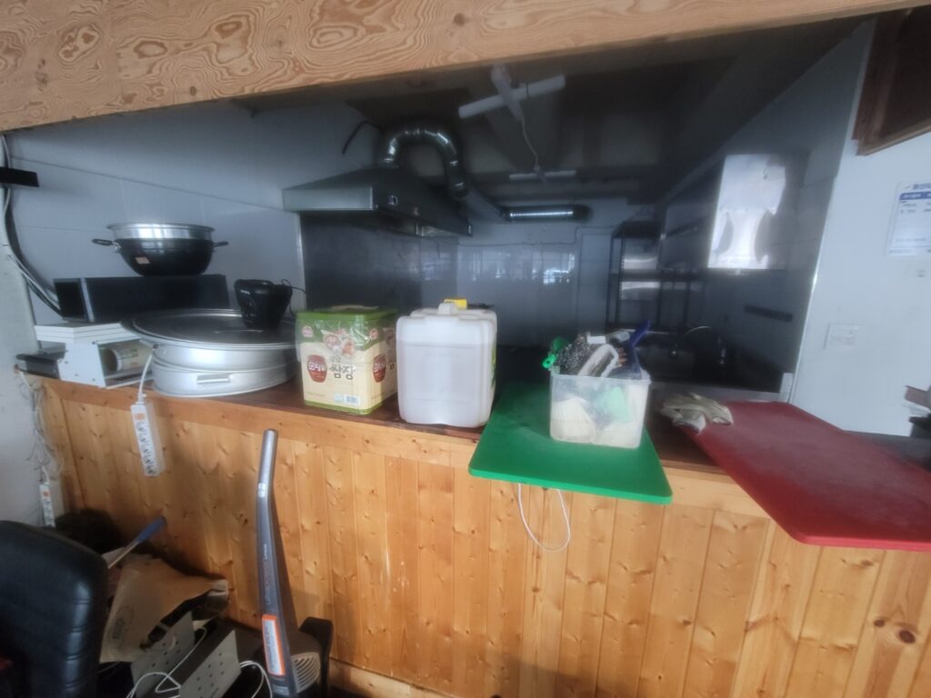 국밥집 주방 카운터 및 내부 구조 모습