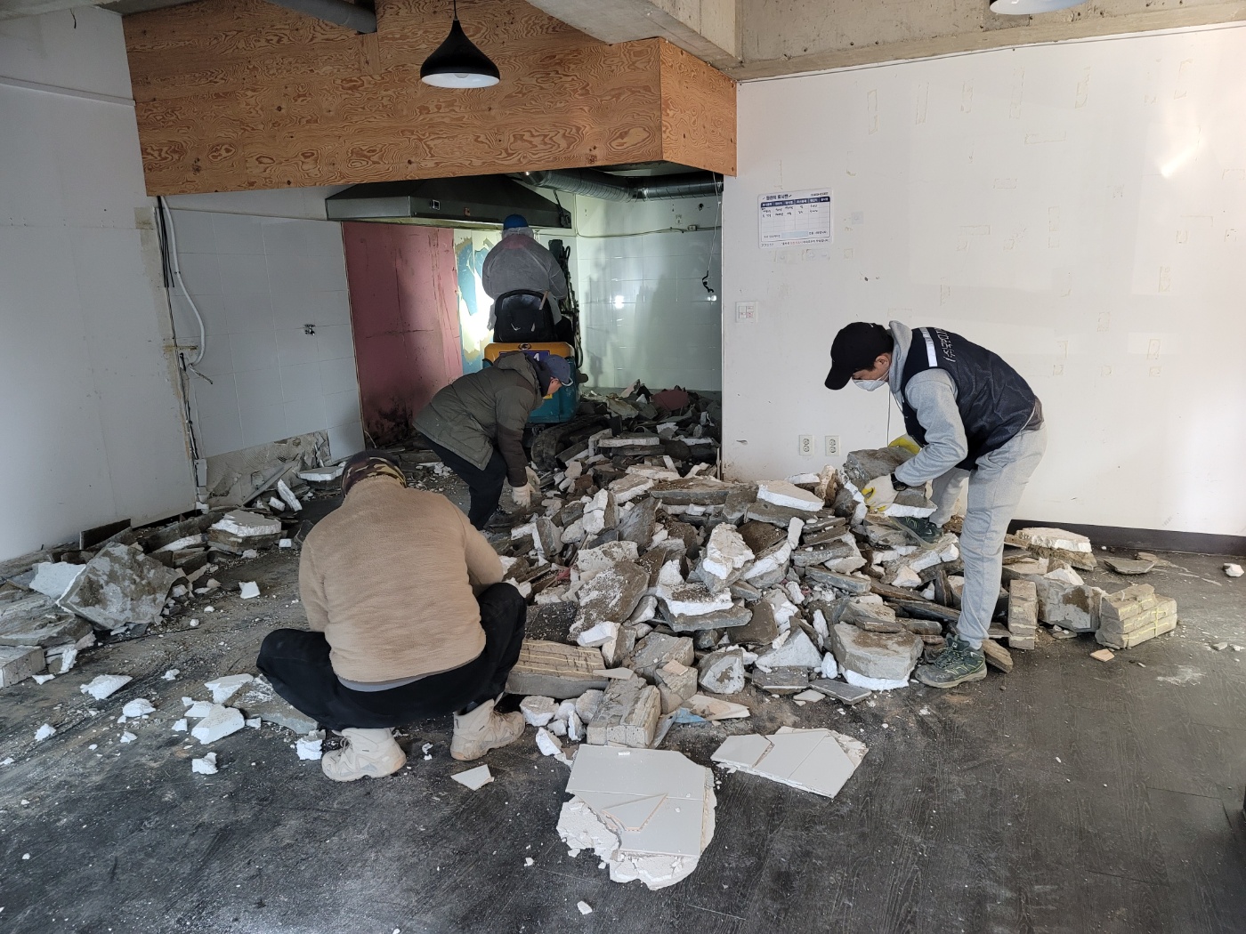음식점 내부 구조 철거 작업 현장