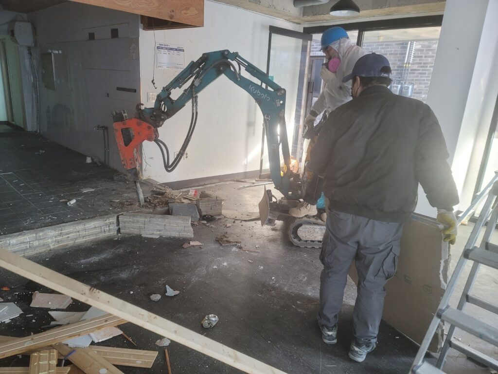 미니 굴삭기를 활용한 바닥 철거 작업