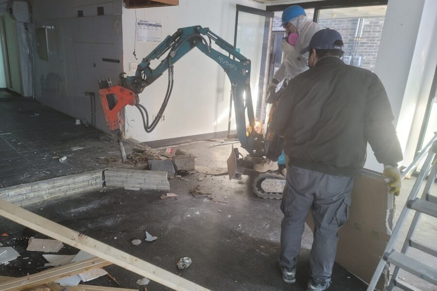 미니 굴삭기를 활용한 바닥 철거 작업