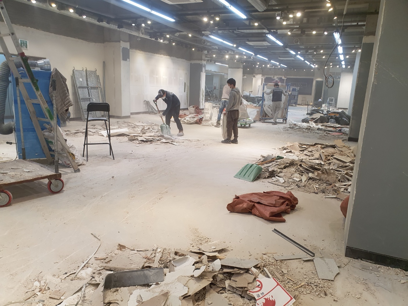 상가 철거 폐기물 처리 현장