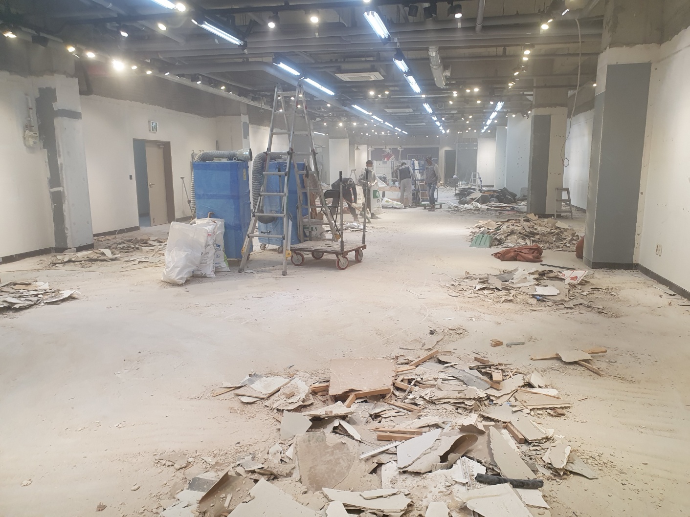 대형 매장 내부 철거 작업