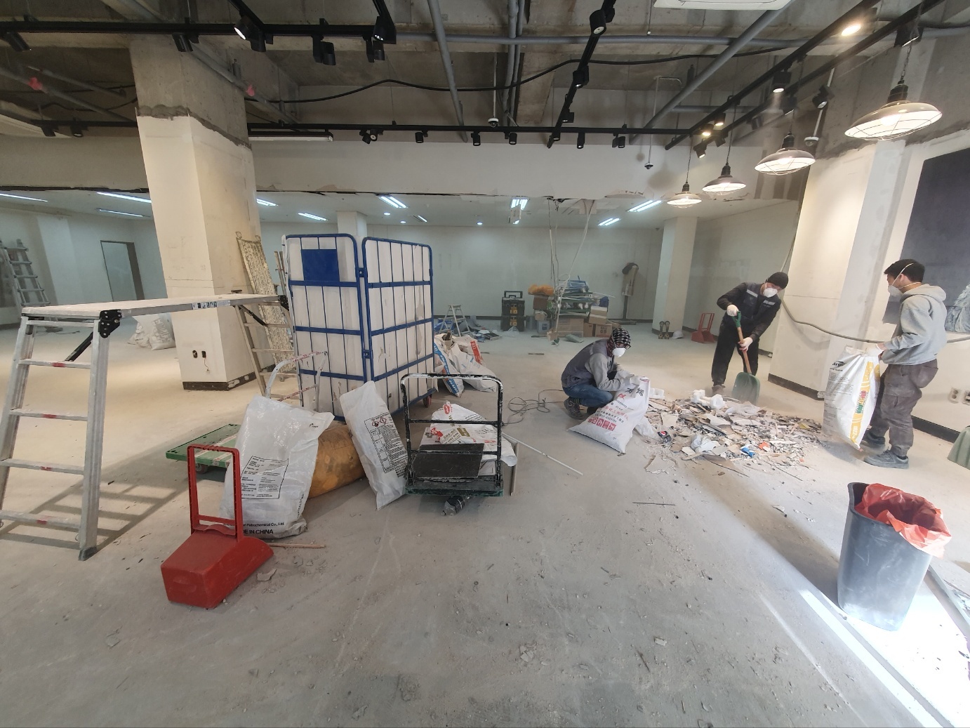 대형 매장 내부 철거 작업