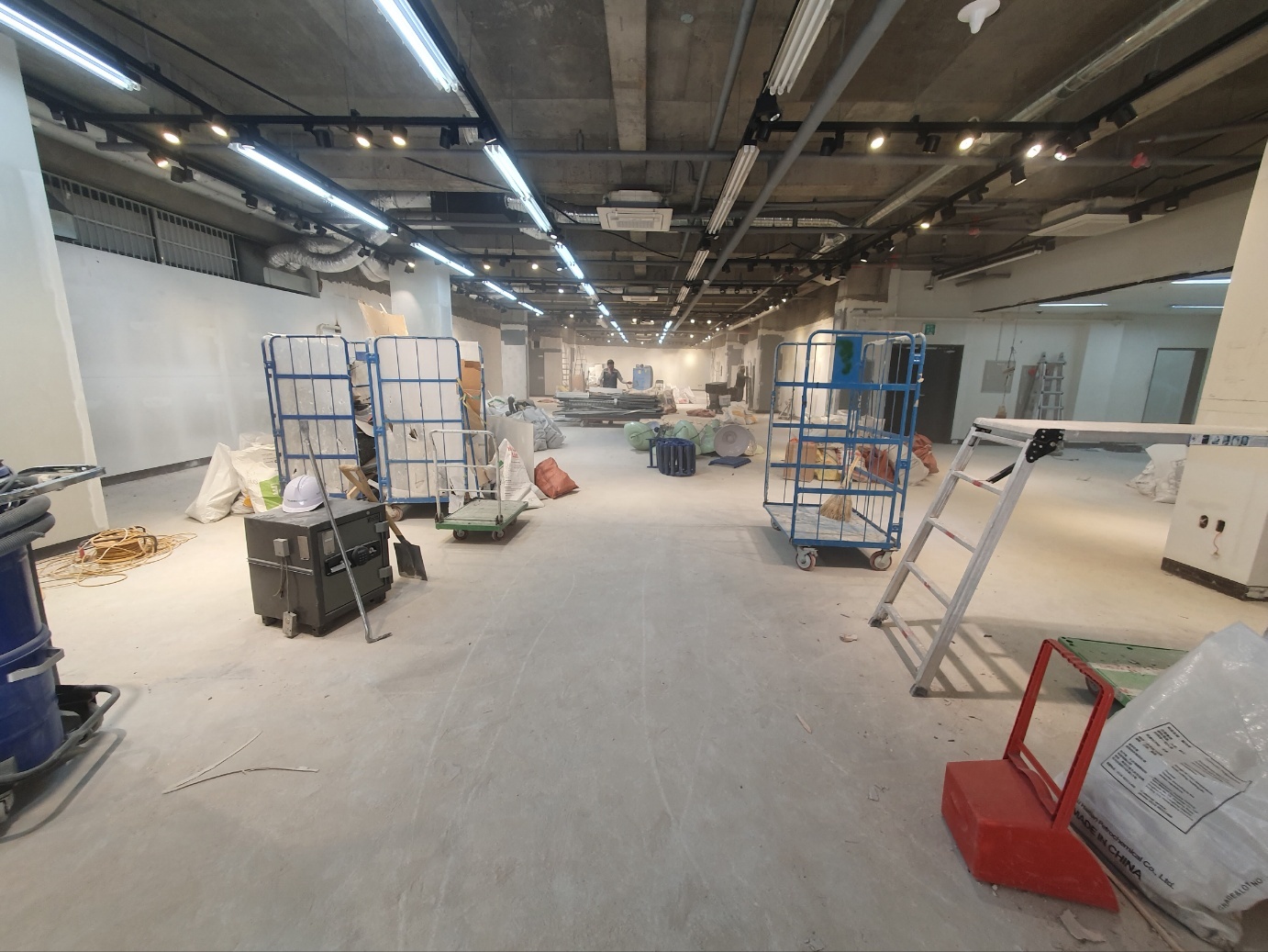 대형 매장 내부 철거 작업