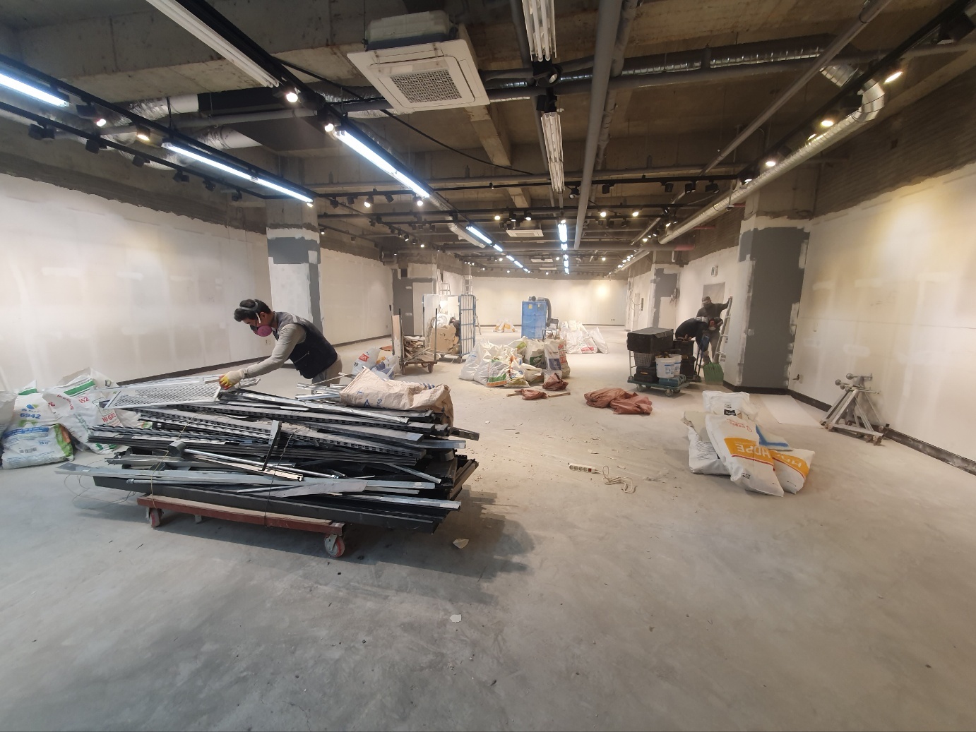 대형 매장 내부 철거 작업