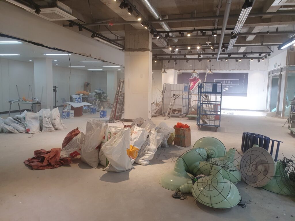 대형 매장 내부 철거 작업