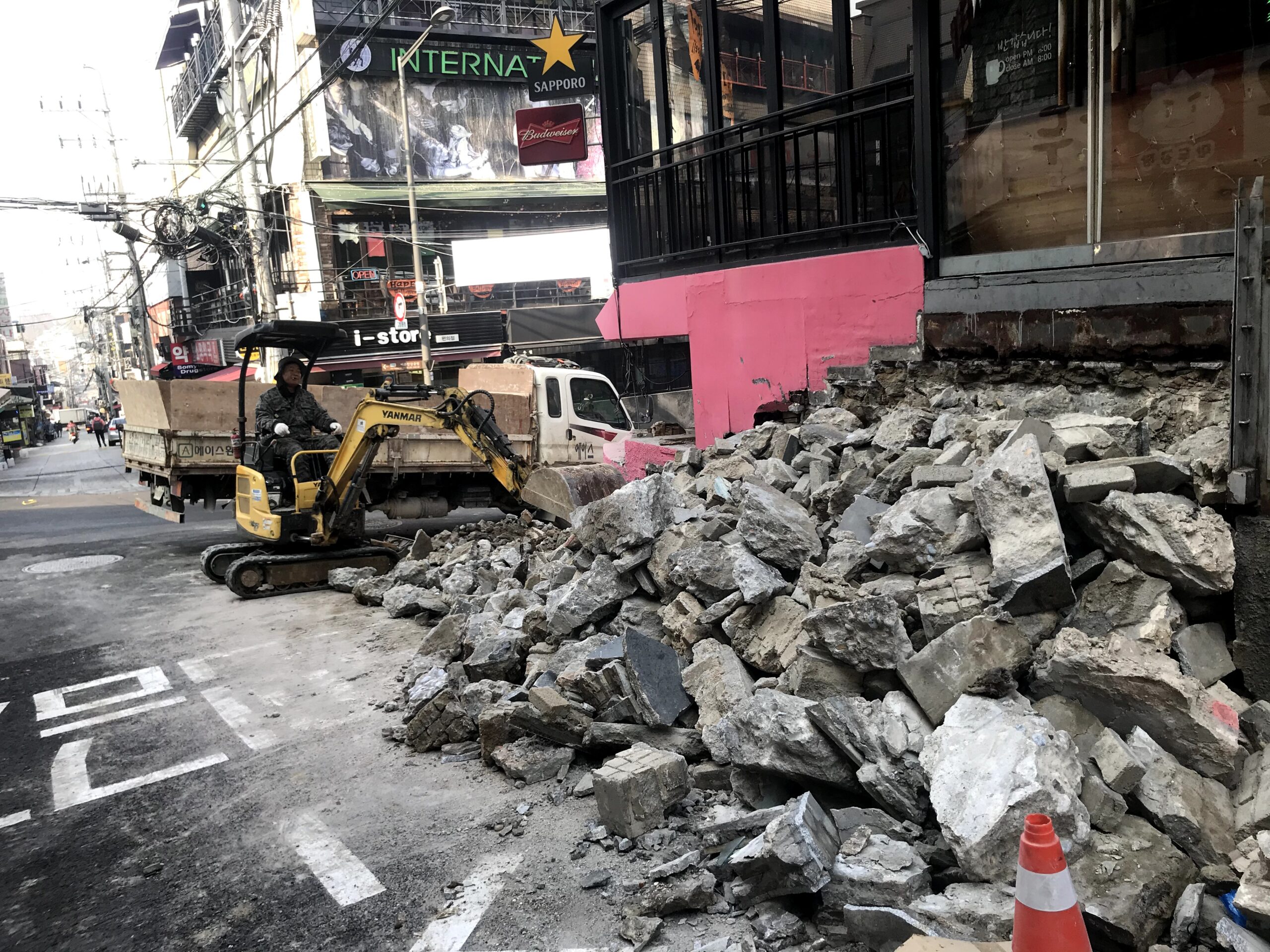 이태원 호프집 철거 및 원상복구 공사 시공사례 8 상가 외부 구조물 철거 작업