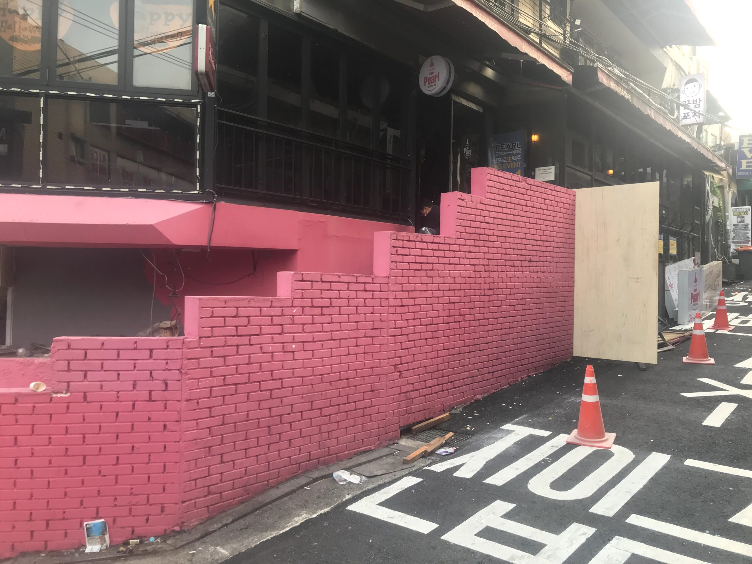 이태원 호프집 철거 및 원상복구 공사 시공사례 3 상가 외부 구조물 철거 작업