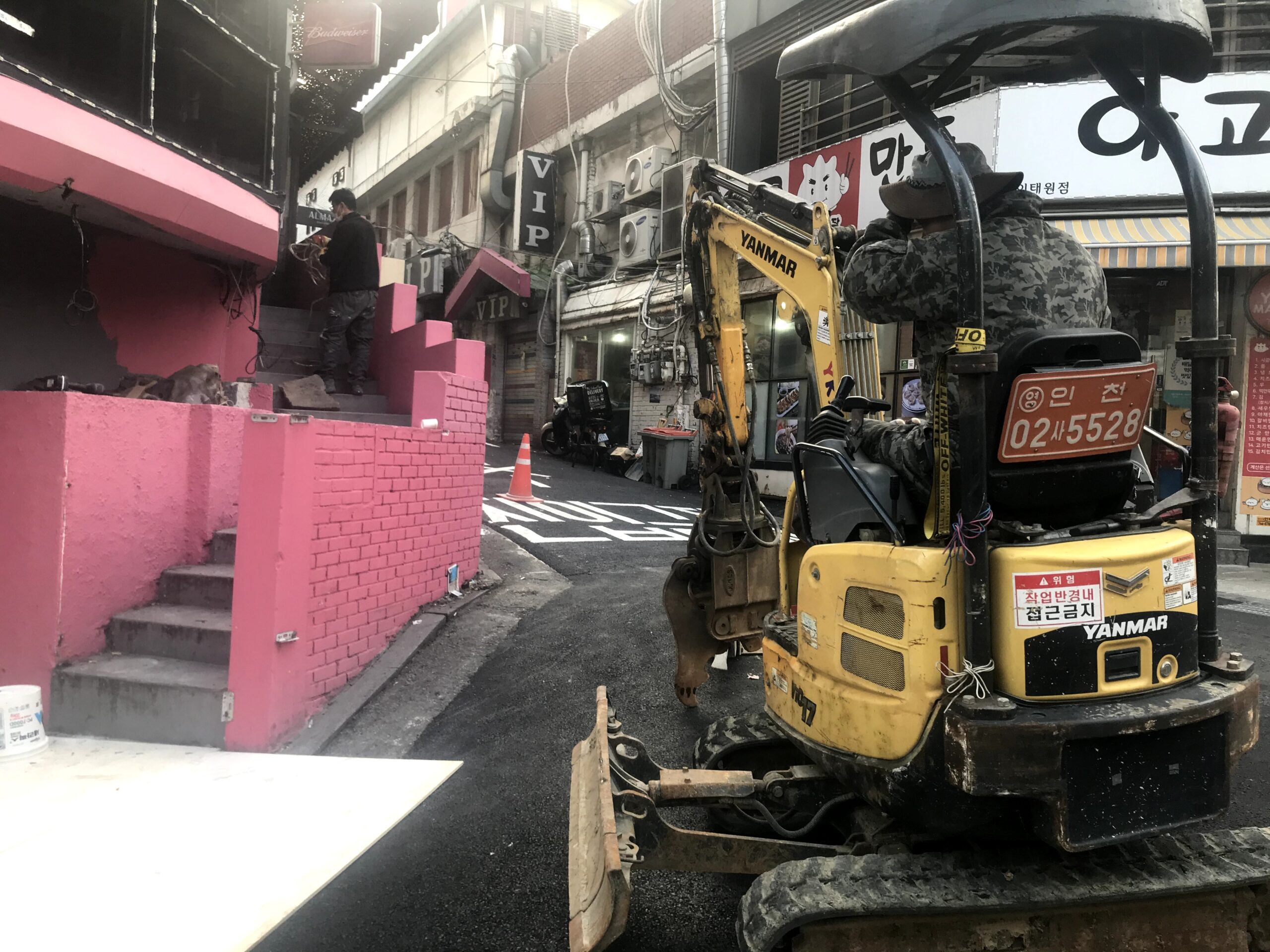 이태원 호프집 철거 및 원상복구 공사 시공사례 5 상가 외부 구조물 철거 작업