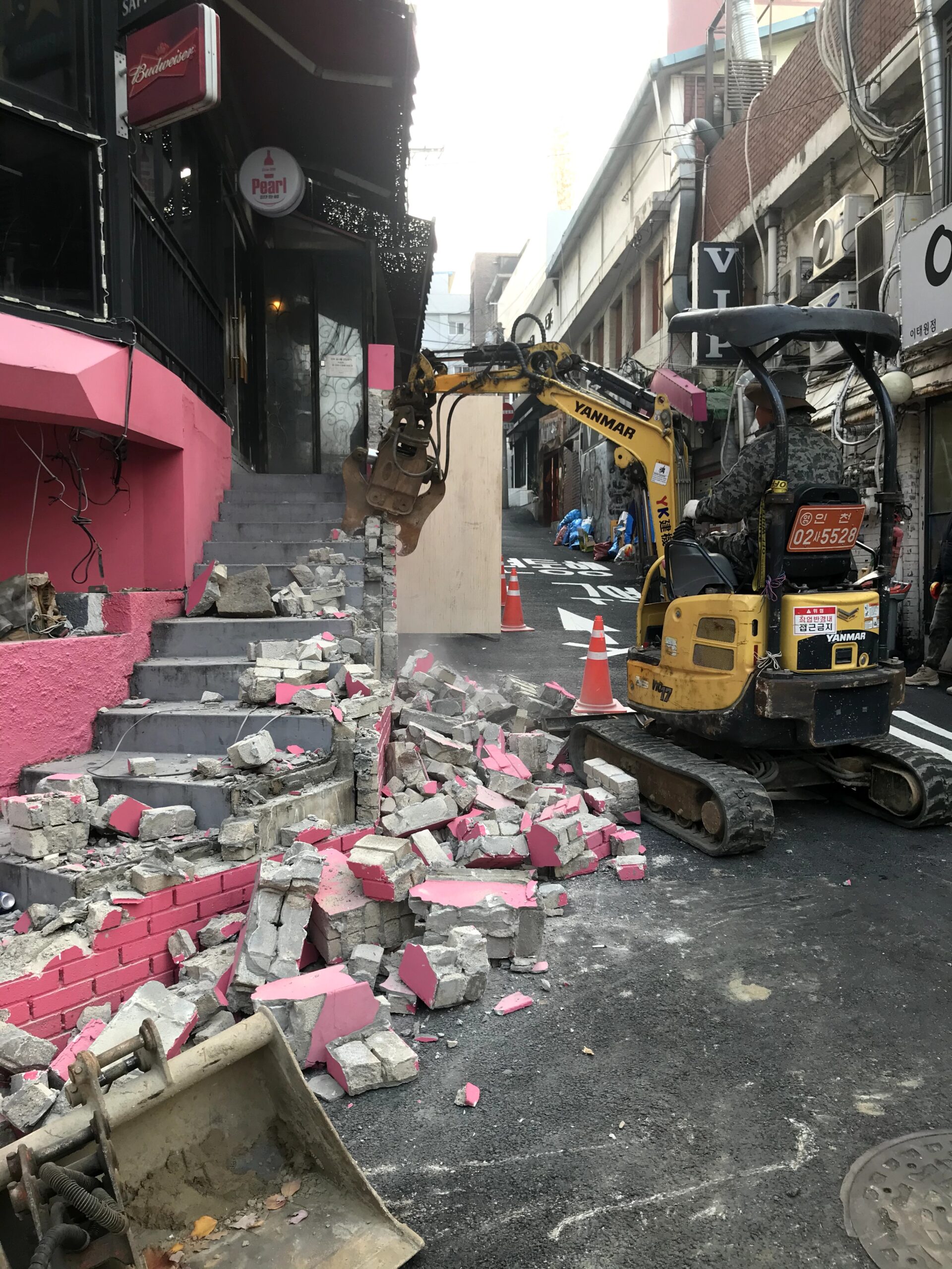 이태원 호프집 철거 및 원상복구 공사 시공사례 6 상가 철거 굴삭기 작업