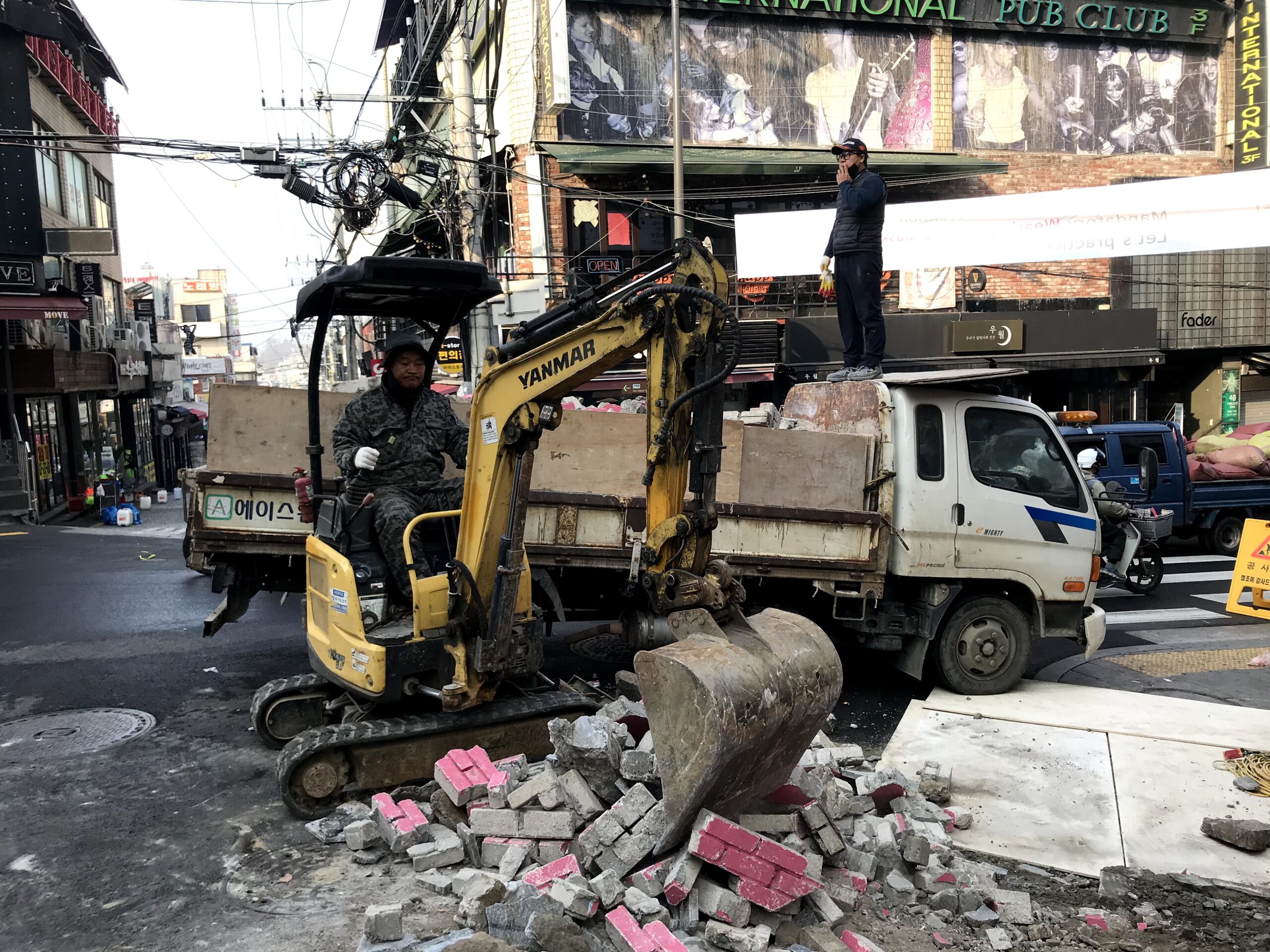 이태원 호프집 철거 및 원상복구 공사 시공사례 7 상가 철거 굴삭기 작업