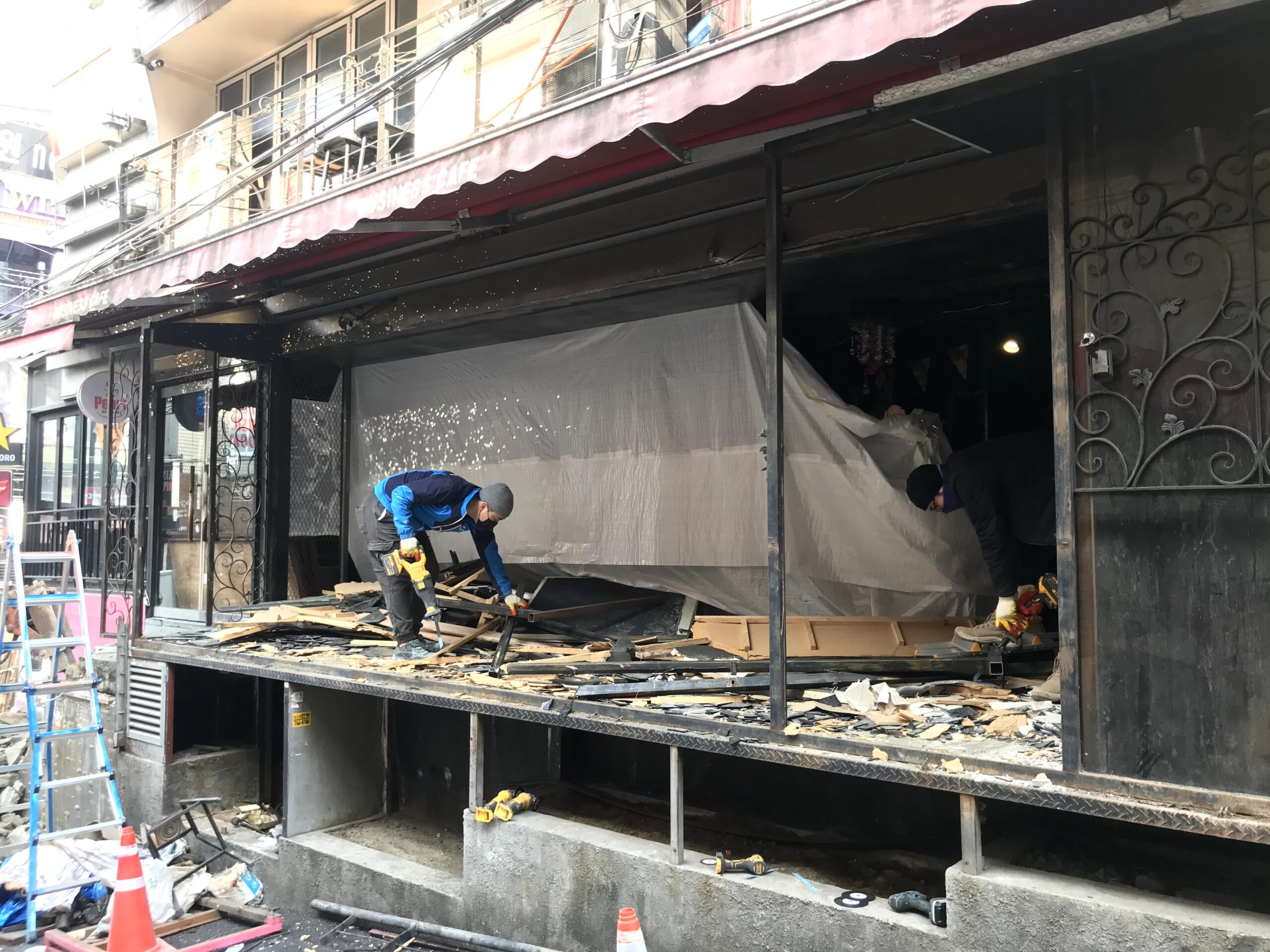 이태원 호프집 철거 및 원상복구 공사 시공사례 10 상가 철거 굴삭기 작업