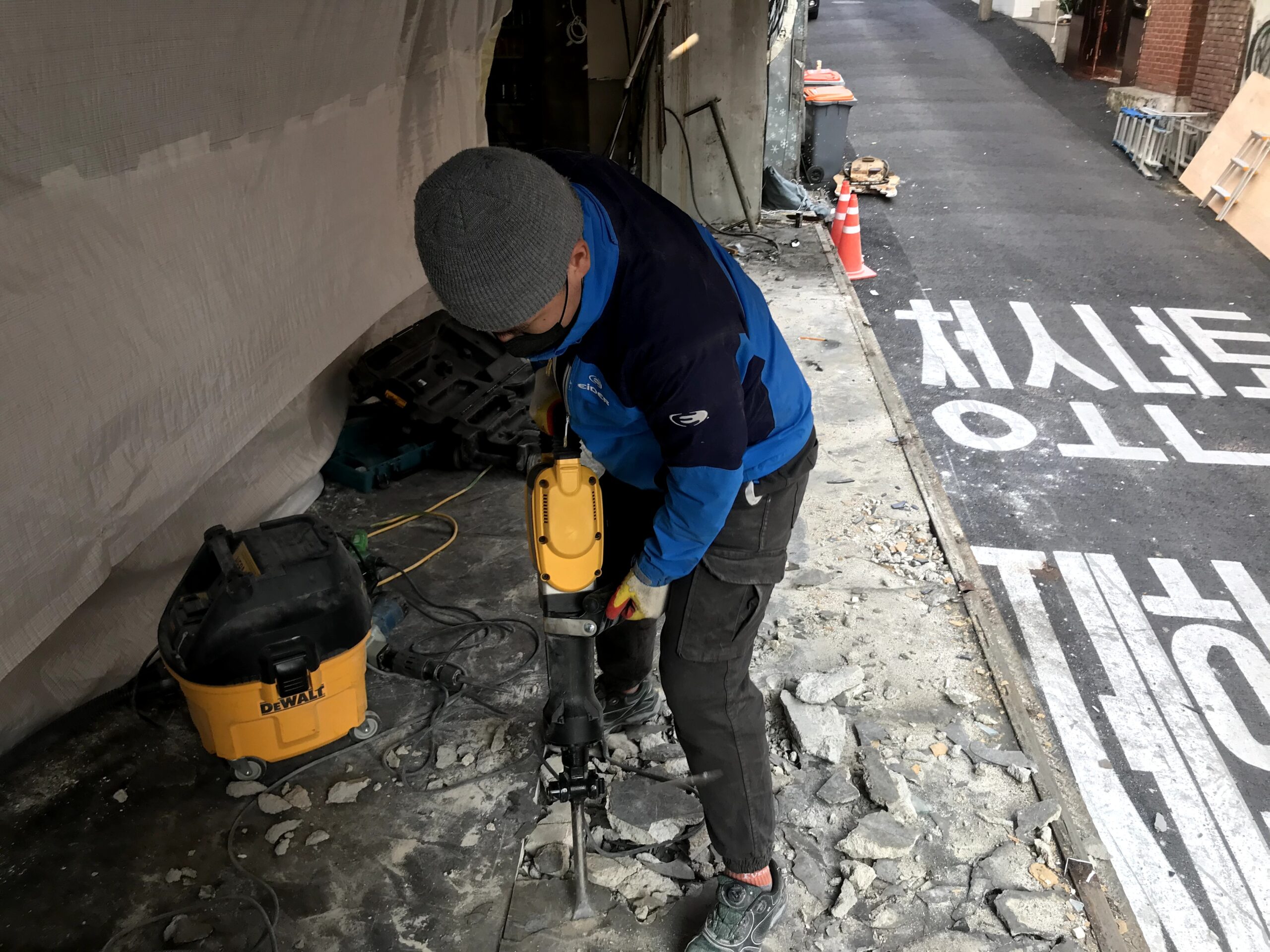 이태원 호프집 철거 및 원상복구 공사 시공사례 9 상가 외부 구조물 철거 작업