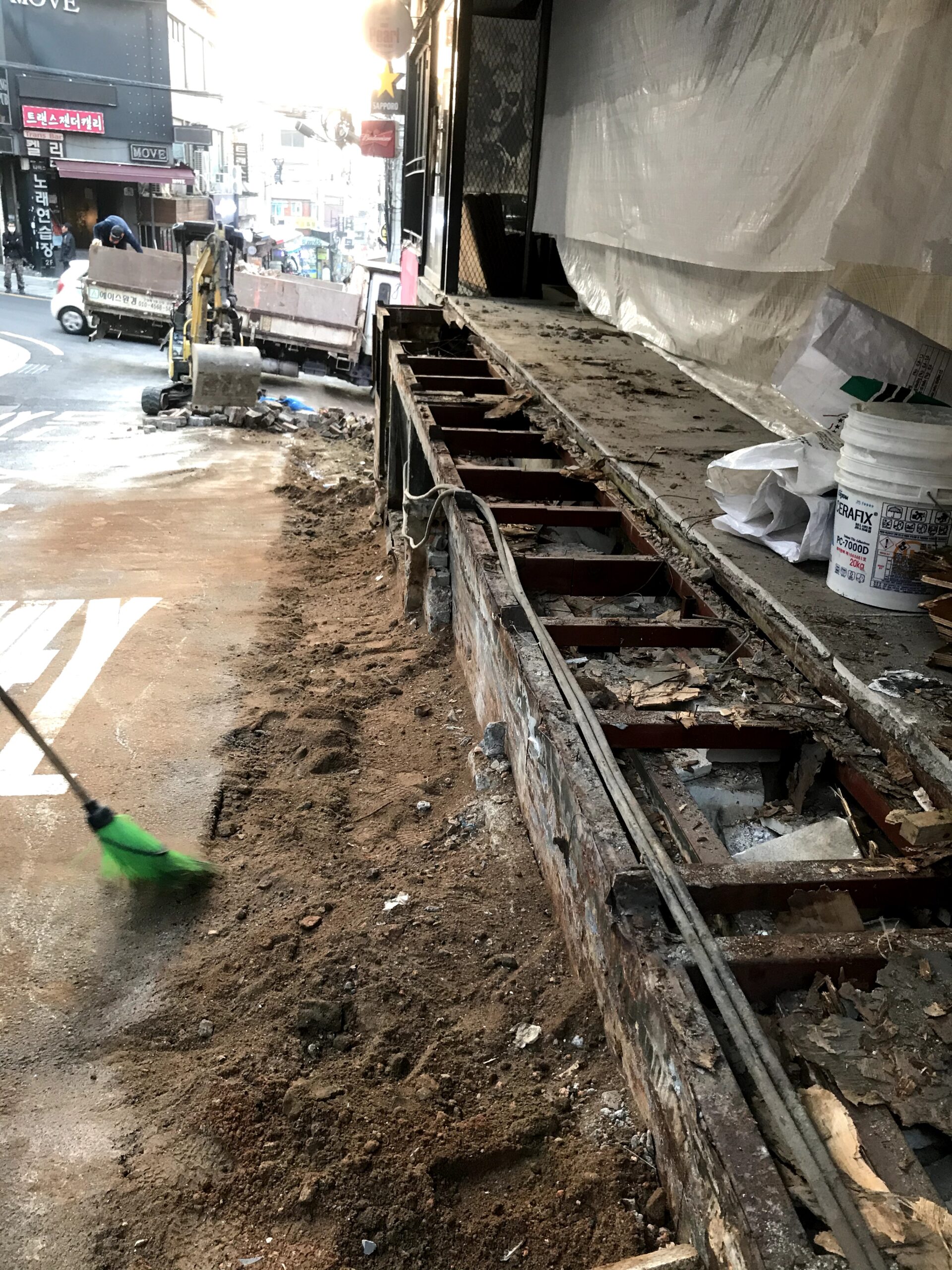 이태원 호프집 철거 및 원상복구 공사 시공사례 11 호프집 원상복구 미장 작업