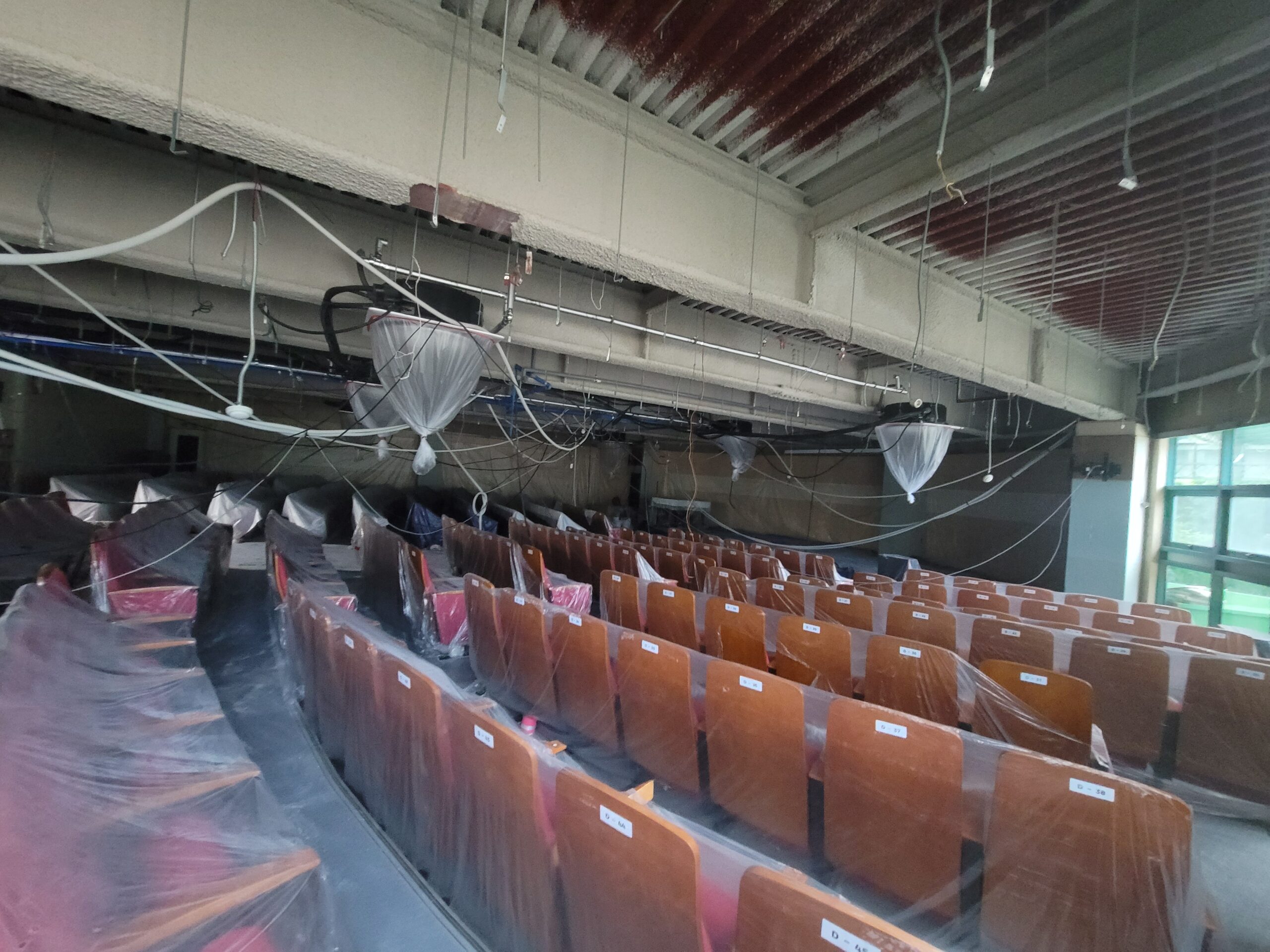 영훈고등학교 소강당 천장텍스 철거 현장 1 강당 철거 분진 방지 비닐 작업