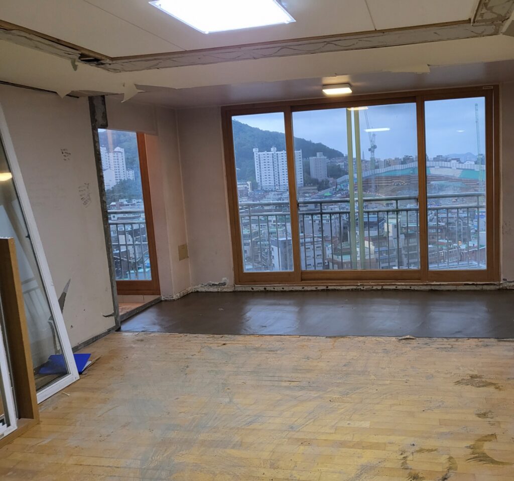 용산 이편한세상 아파트 철거 | 전체 철거부터 바닥 미장까지 시공 사례 2 용산 아파트 철거 전 내부 모습