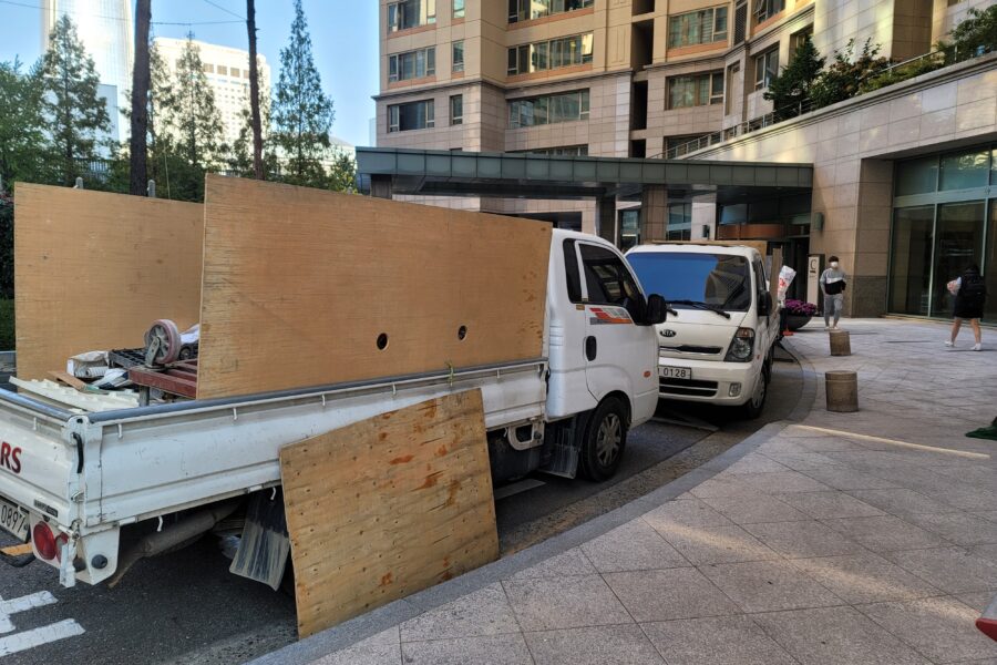 아파트 철거 공사 현장과 내부 철거 작업 모습