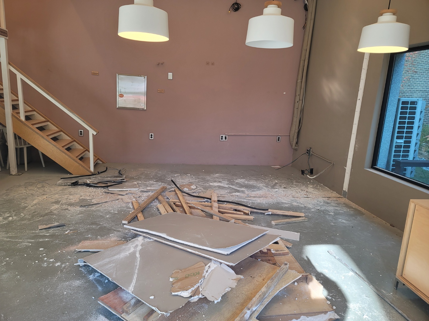 파주 카페 가벽철거 작업 전 내부 모습