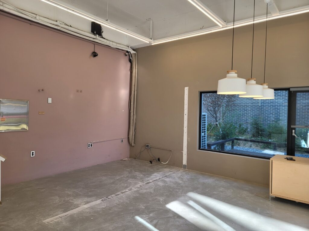 파주 카페 가벽 해체 작업 진행 모습