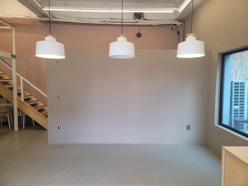 파주 카페 가벽 해체 작업 진행 모습